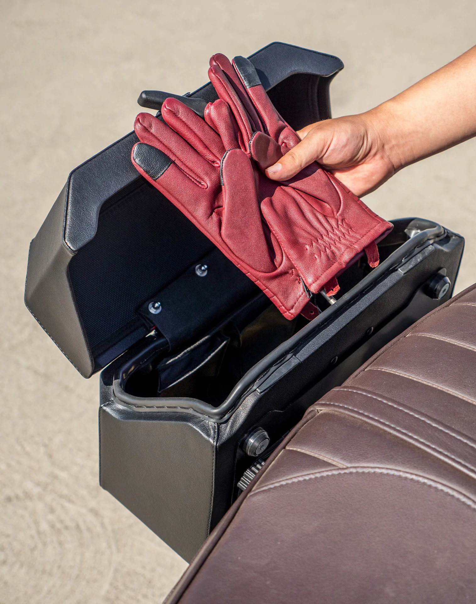 20L - Outlaw Quick-Mount Small Triumph Bonneville T120 Leather Wrapped Hard Saddlebags - Image 6