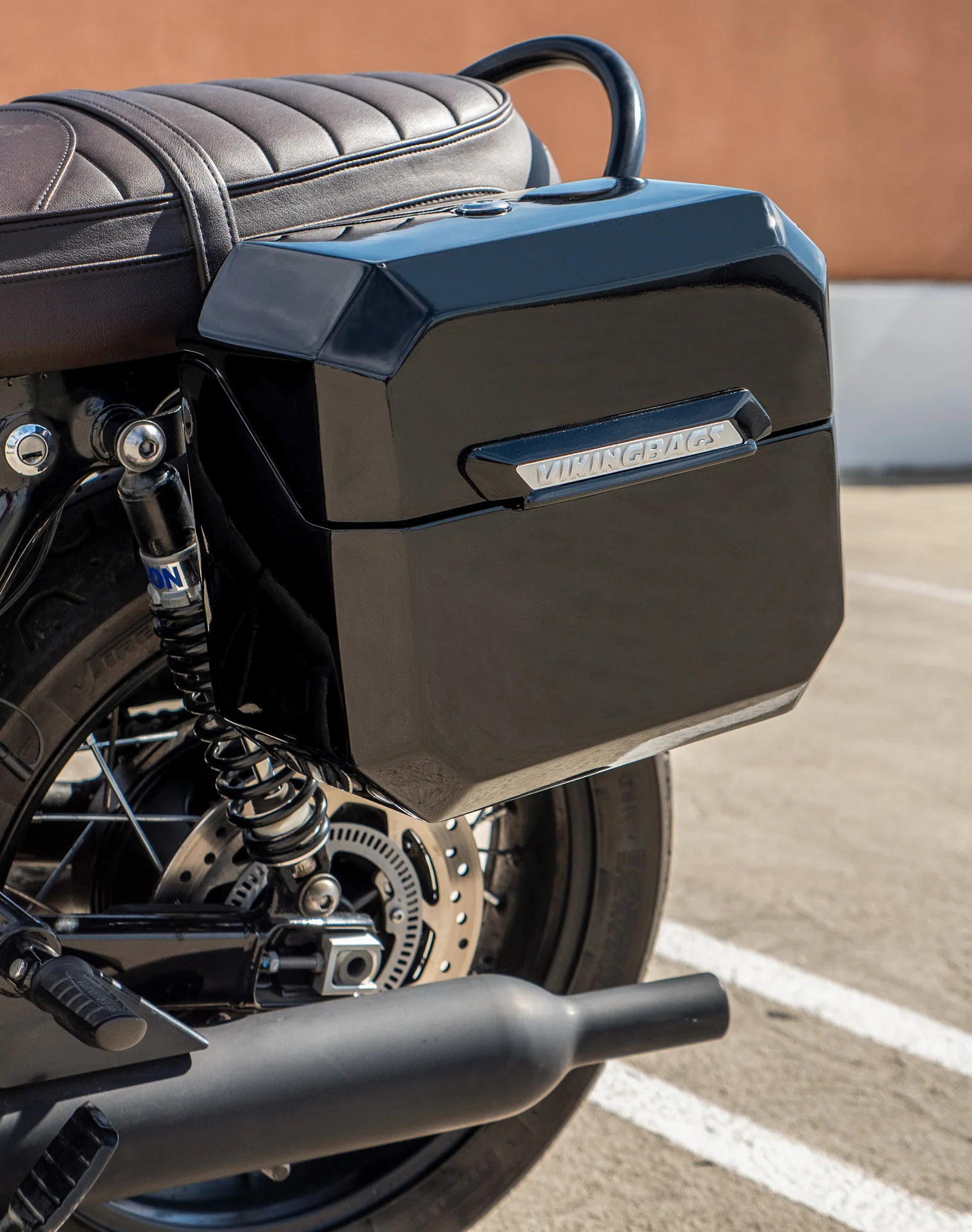 20L - Outlaw Quick-Mount Small Triumph Bonneville T120 Painted Hard Saddlebags - Image 4