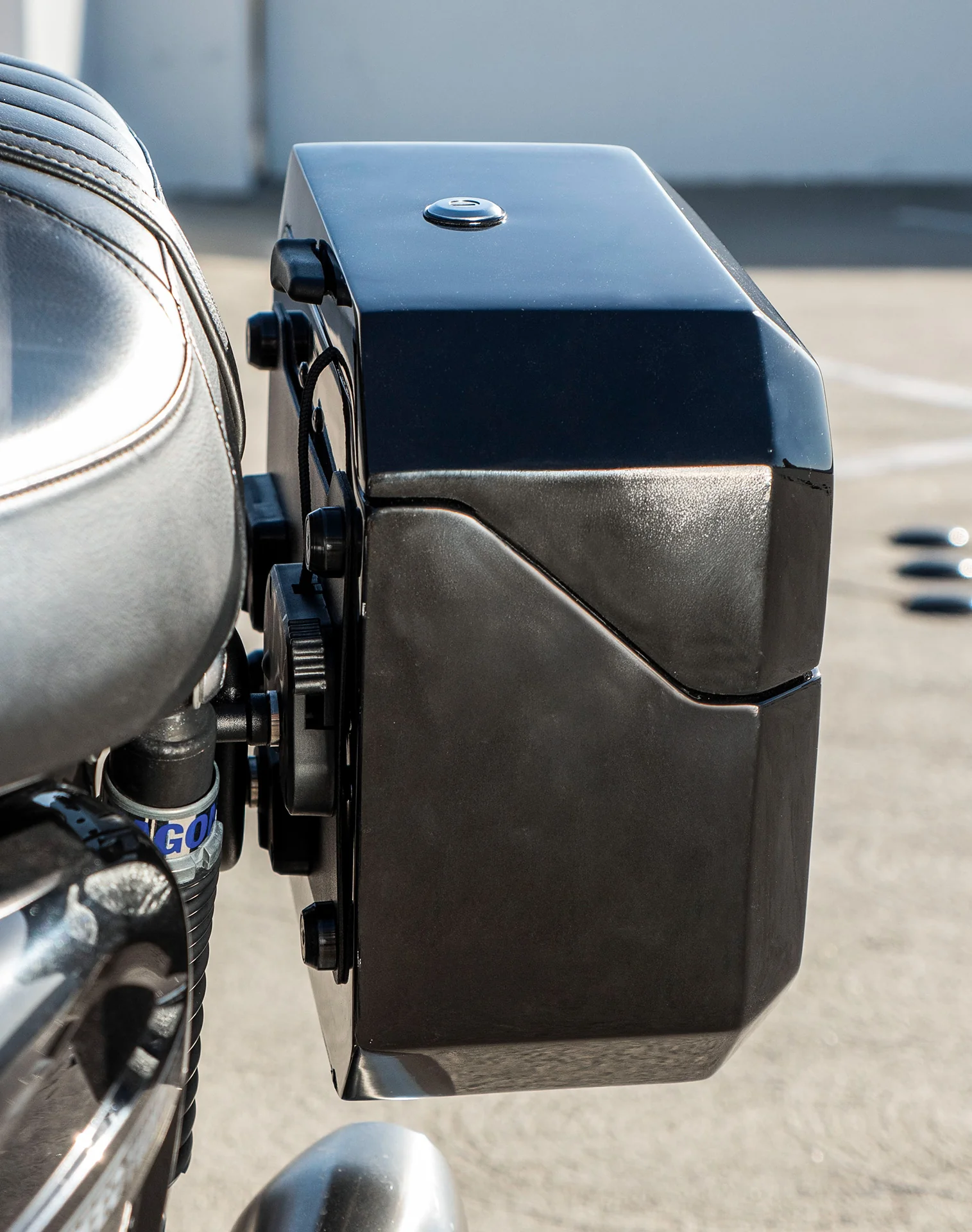 20L - Outlaw Quick-Mount Small Triumph Street Twin 900 (2016-21) Painted Hard Saddlebags - Image 5
