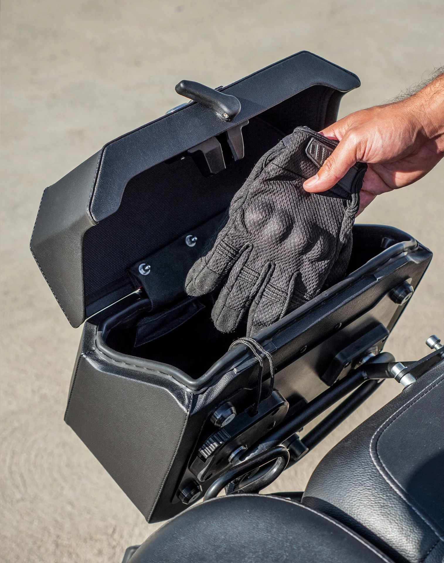 20L - Outlaw Quick-Mount Small Yamaha Bolt Specific Leather Wrapped Hard Saddlebags - Image 6