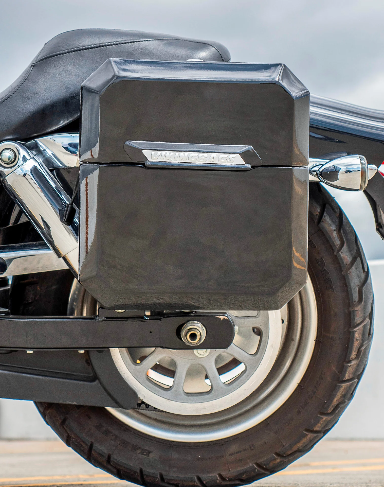 15L - Outlaw Quick Mount Medium Harley Dyna Fat Bob FXDF Painted Hard Solo Saddlebag (Left Only) - Image 4