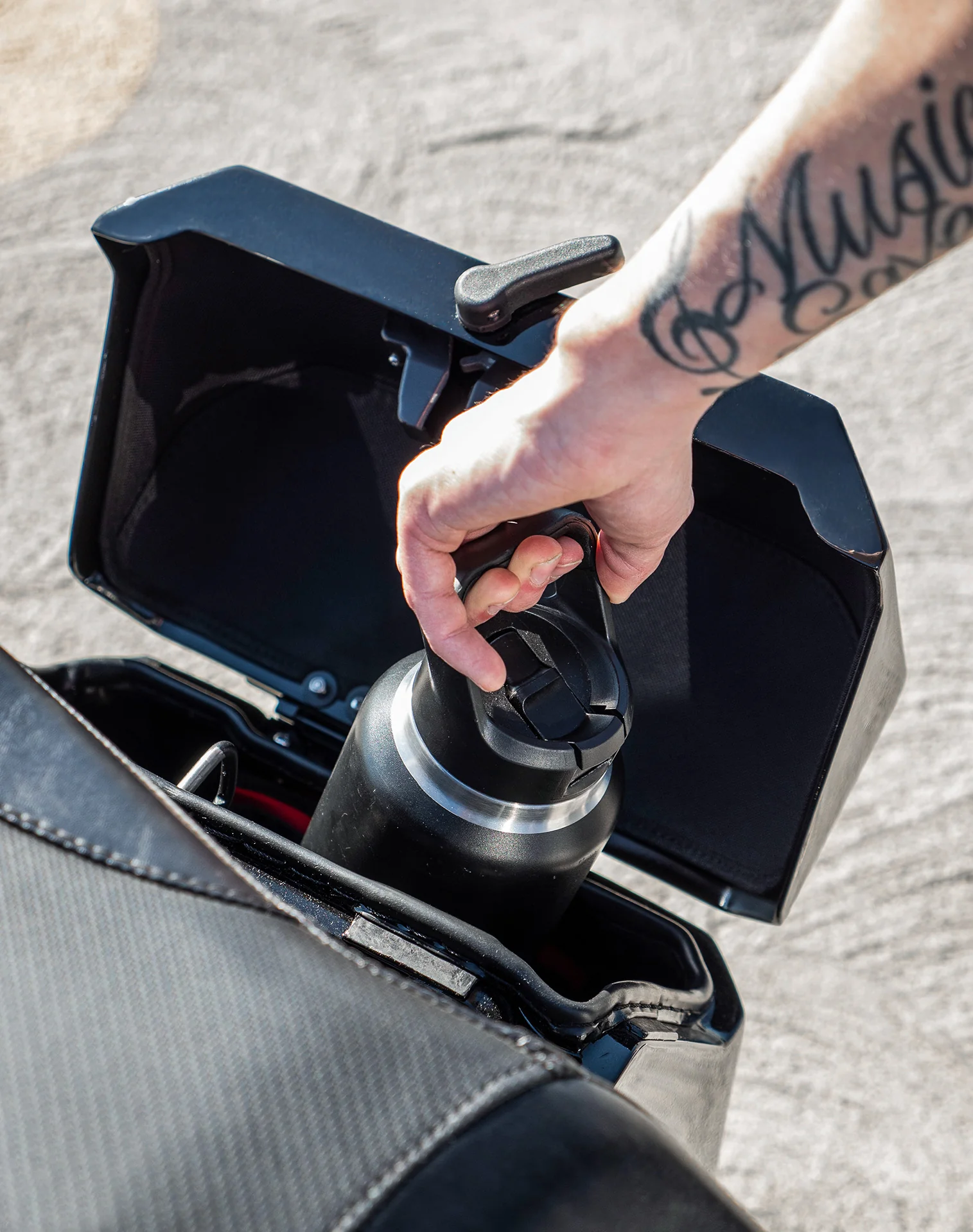 15L - Outlaw Quick Mount Medium Harley Softail Standard FXST Painted Hard Solo Saddlebag (Left Only) - Image 7