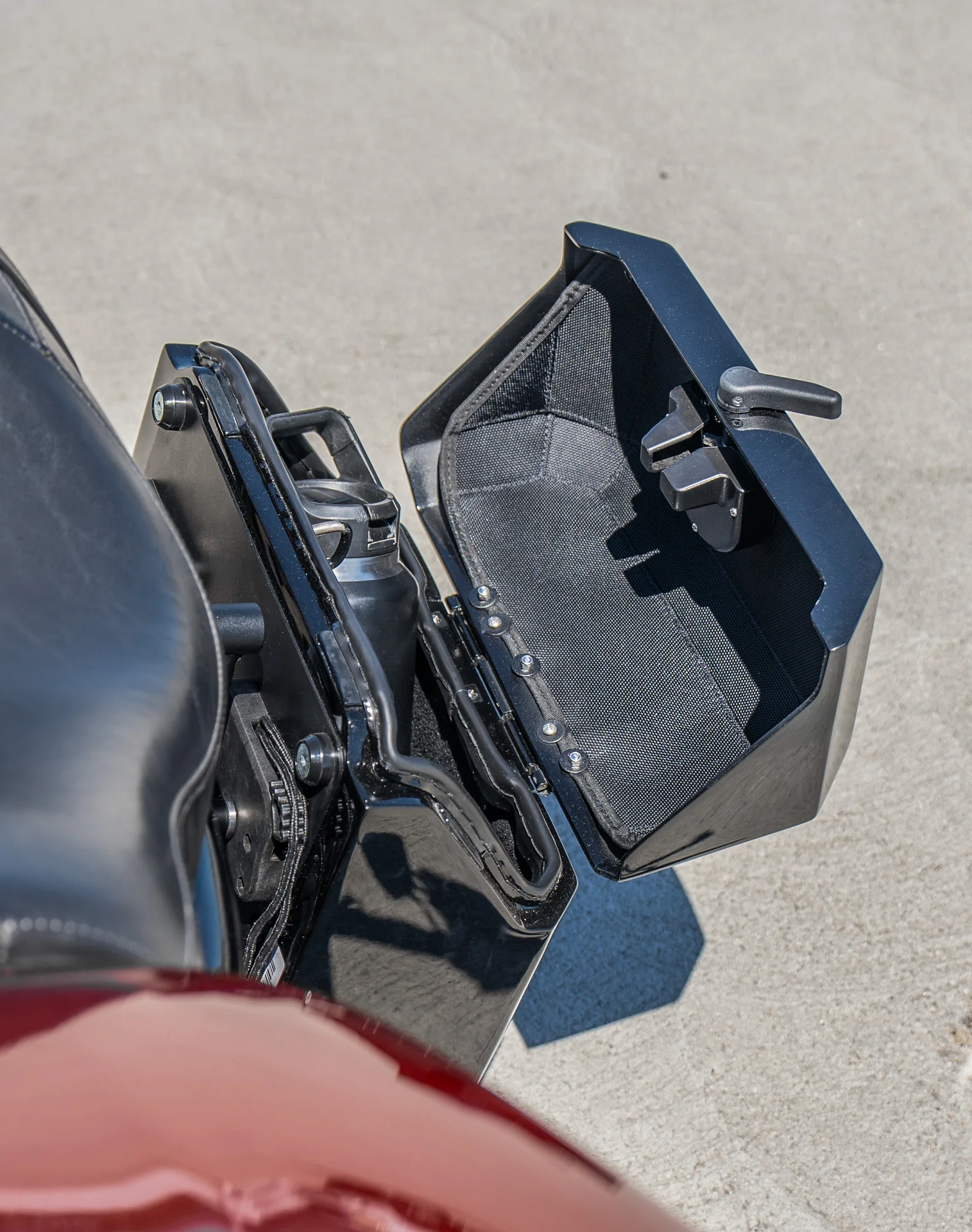 15L - Outlaw Quick Mount Medium Harley Sportster 883 Custom XL883C Painted Hard Solo Saddlebag (Left Only) - Image 6