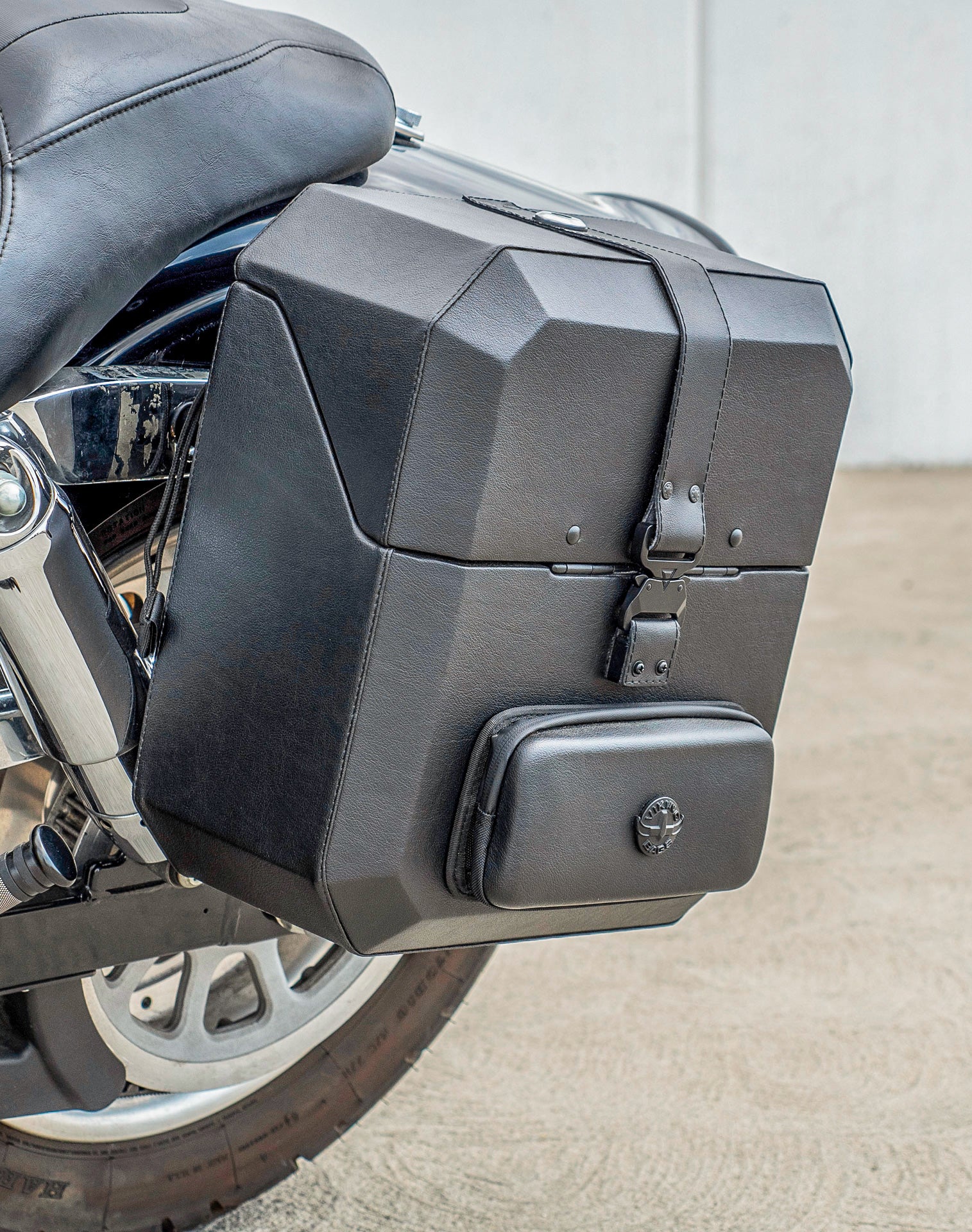15L - Outlaw Quick Mount Medium Harley Dyna Fat Bob FXDF Hard Solo Saddlebag (Left Only) - Image 5