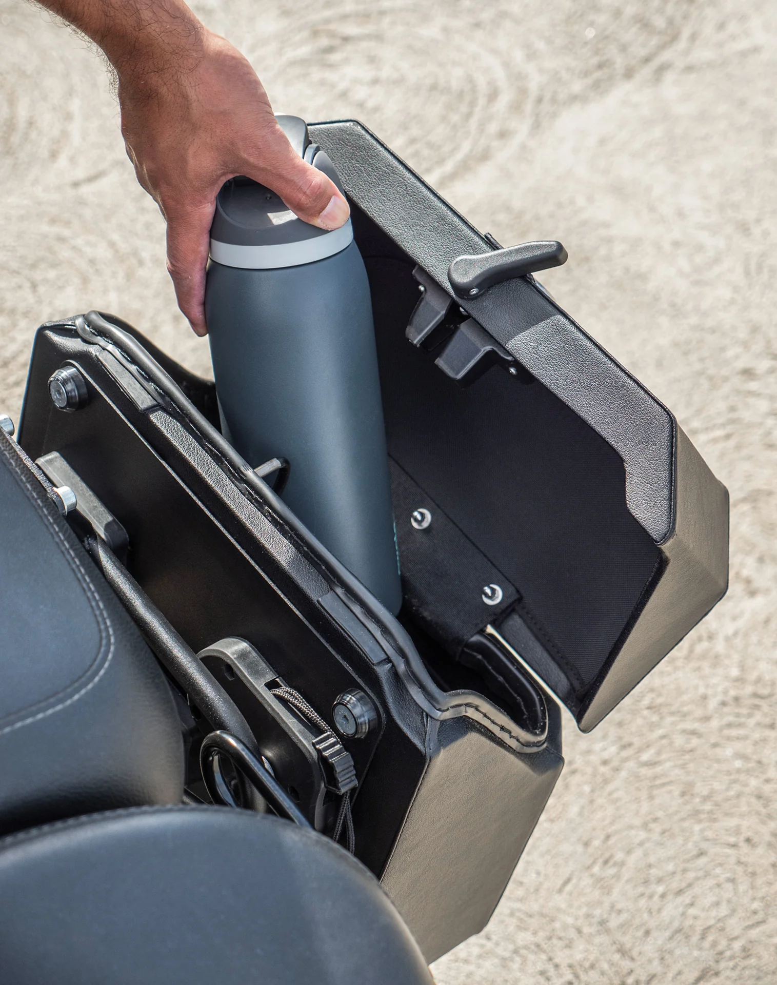 15L - Outlaw Quick Mount Medium Harley Softail Standard FXST Hard Solo Saddlebag (Left Only) - Image 6