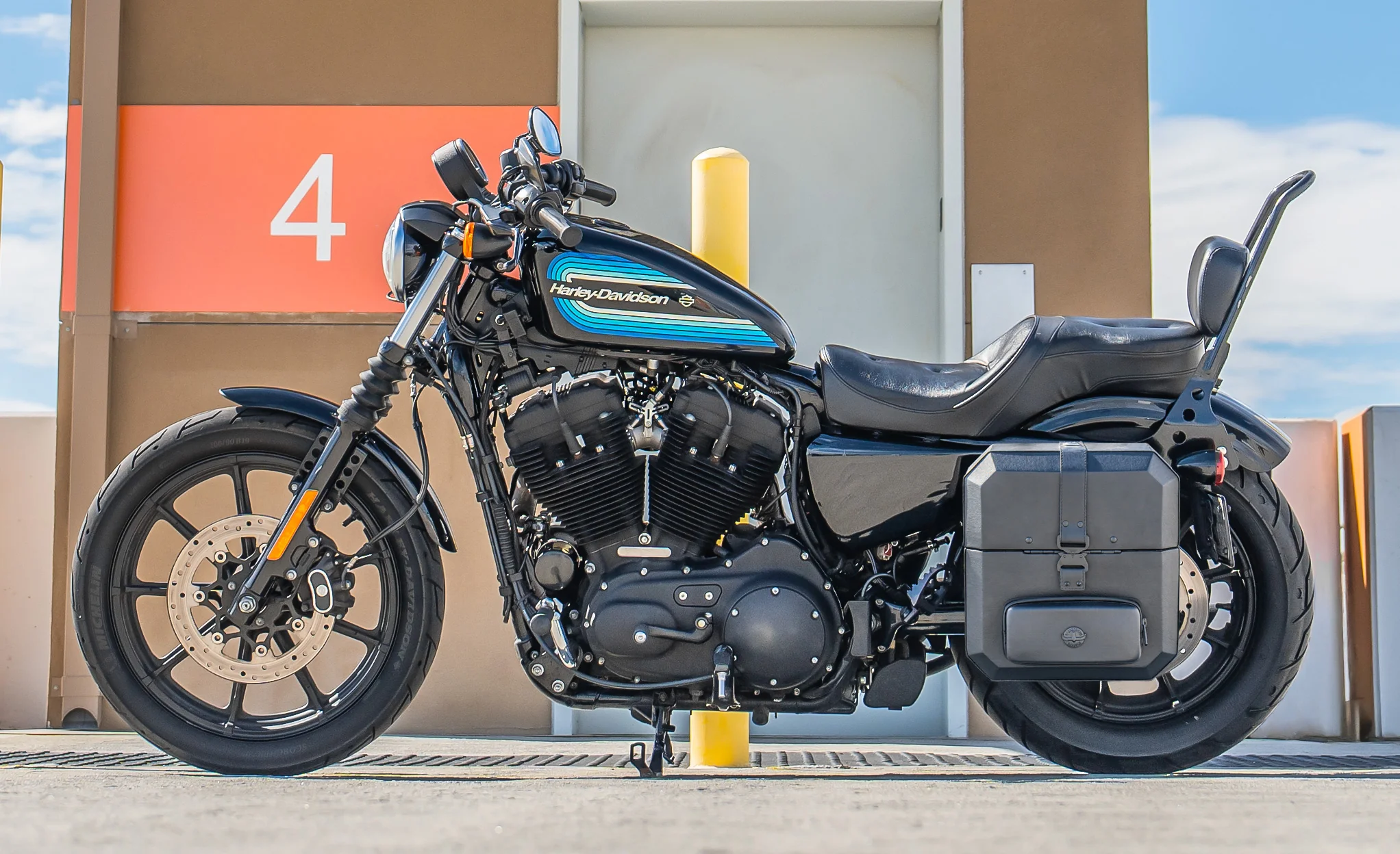 15L - Outlaw Quick Mount Medium Harley Sportster Iron 1200 XL1200NS Hard Solo Saddlebag (Left Only) - Image 2