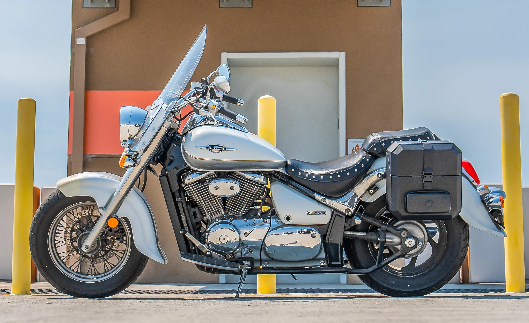 15L - Outlaw Quick Mount Medium Suzuki Boulevard C50 VL800 Hard Solo Saddlebag (Left Only) - Image 2