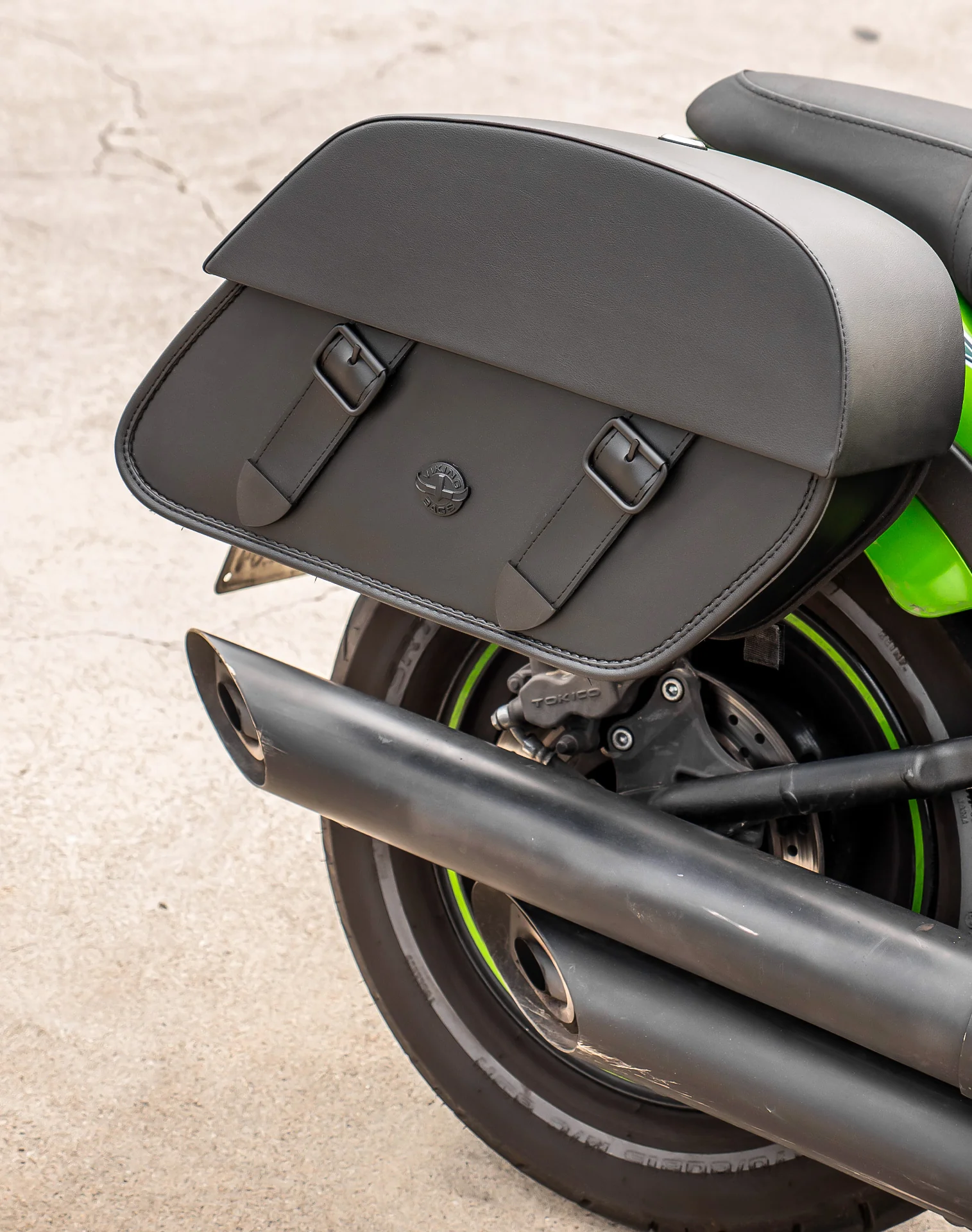 28L - Baelor Medium Quick Mount Kawasaki Vulcan 900 Custom VN900C Motorcycle Saddlebags - Image 4