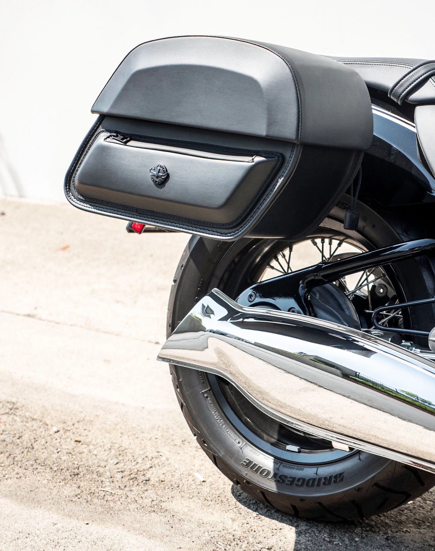28L - Pantheon Medium Quick Mount BMW R18 Motorcycle Saddlebags - Image 4