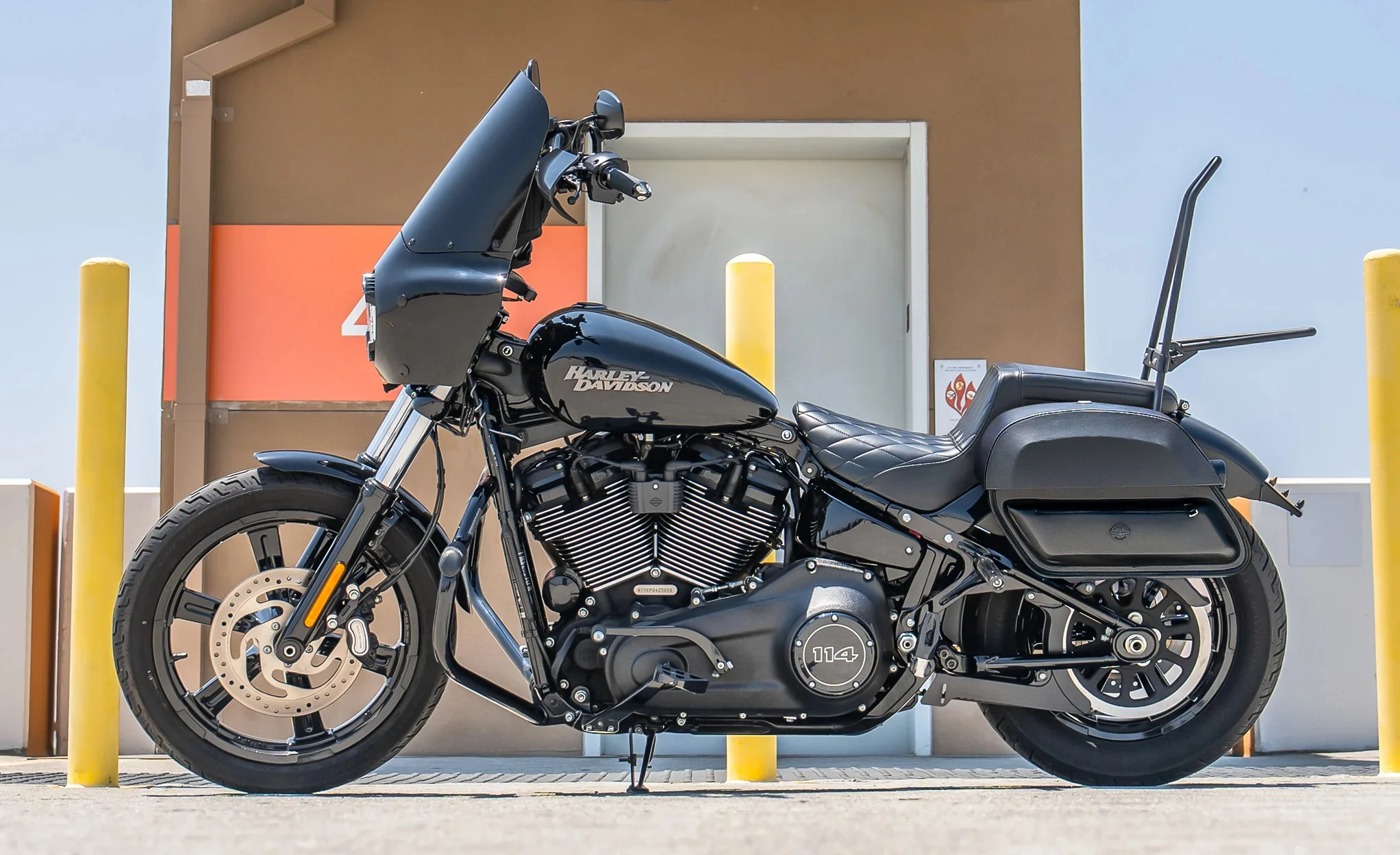 28L - Pantheon Medium Quick Mount Motorcycle Saddlebags For Harley Softail Street Bob FXBB/S - Image 2