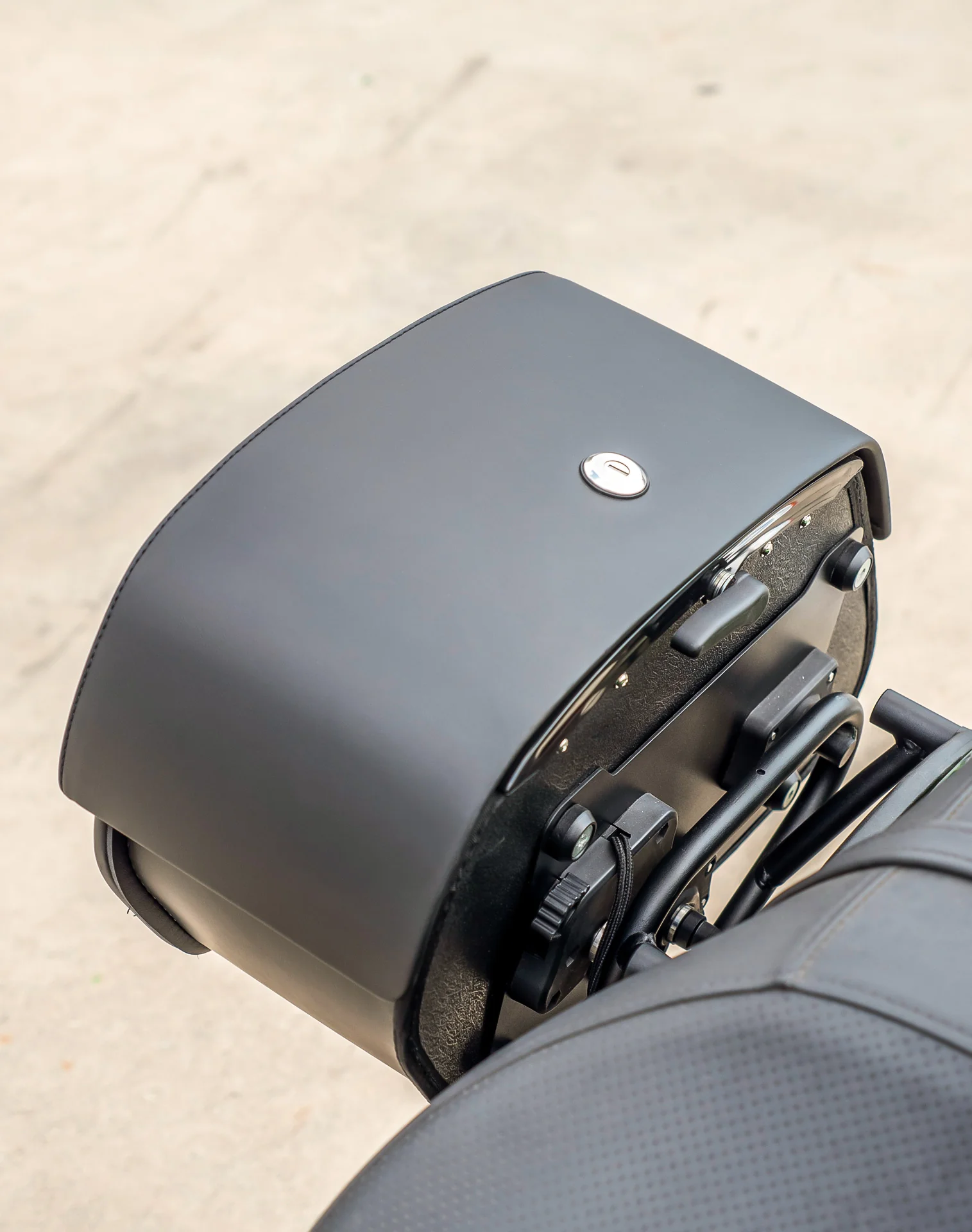 28L - Pantheon Medium Quick Mount Kawasaki Vulcan 900 Custom VN900C Motorcycle Saddlebags - Image 5