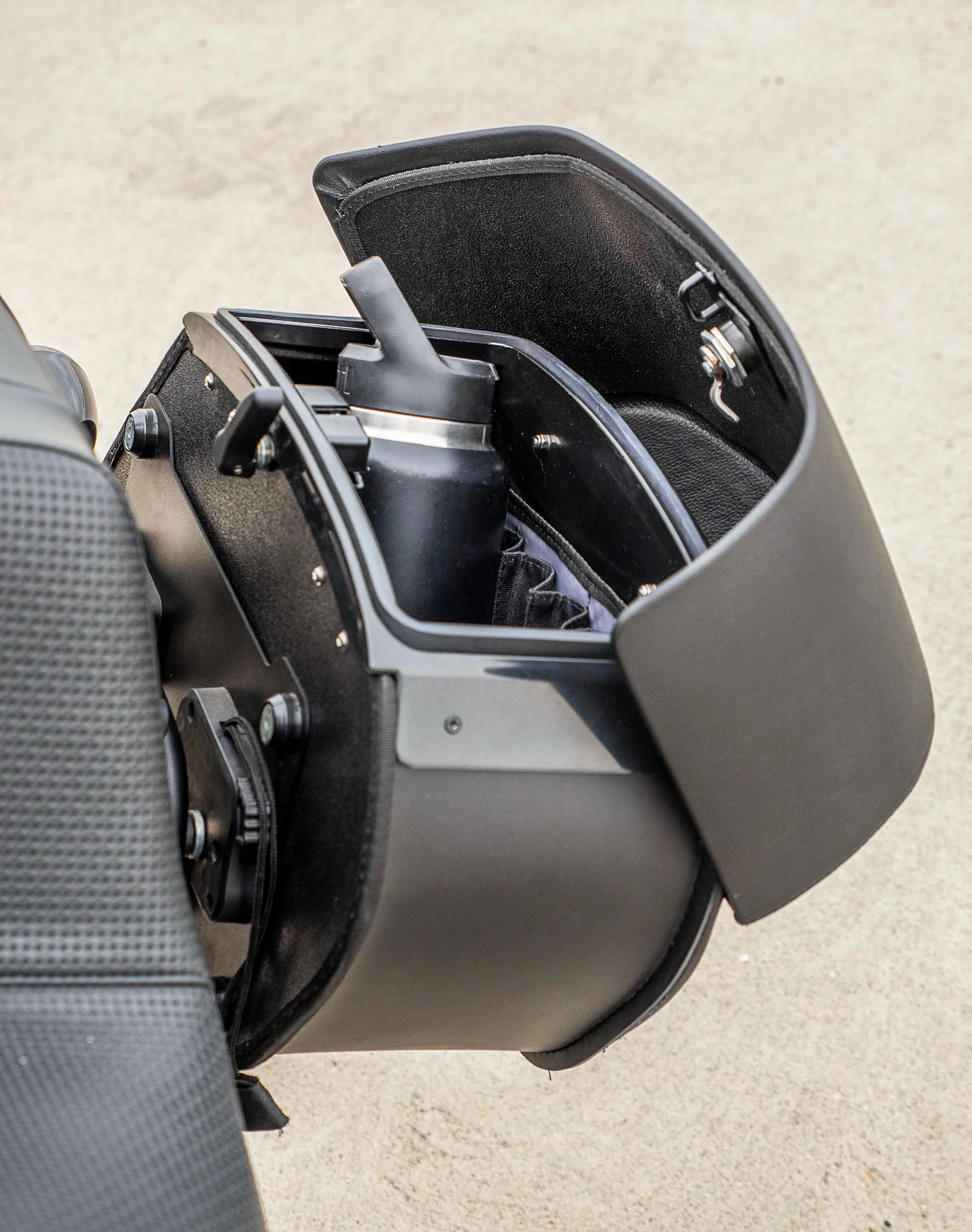 28L - Panzer Medium Quick Mount Leather Saddlebags For Harley Softail Low Rider S FXLRS - Image 6