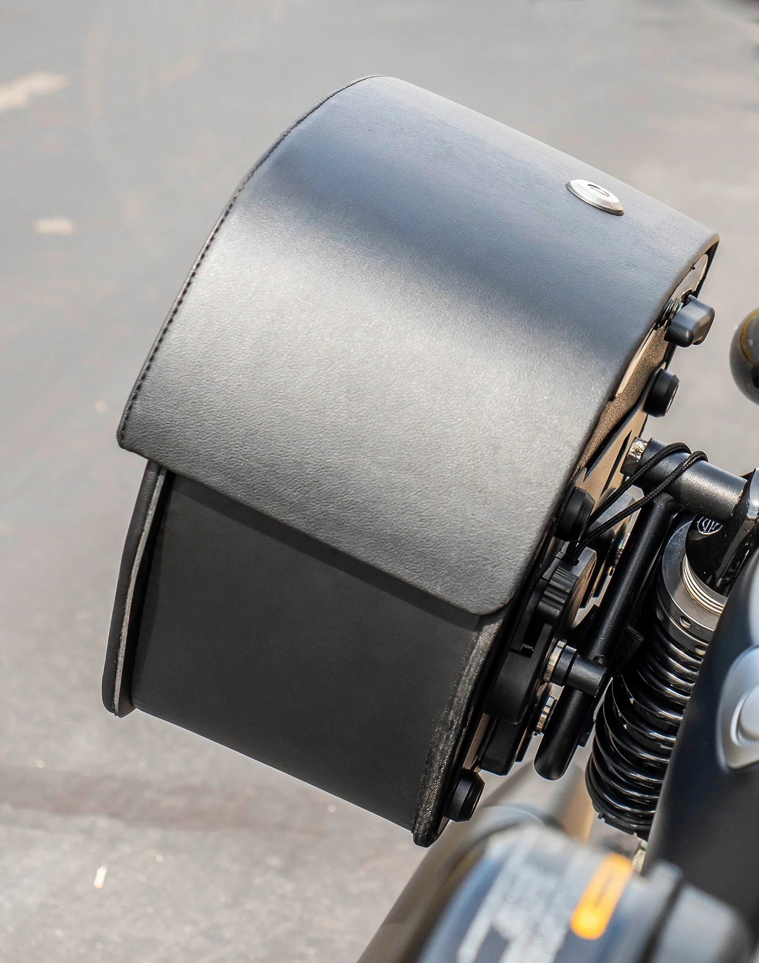 28L - Panzer Medium Quick Mount Leather Saddlebags For Harley Sportster 883 Iron XL883N - Image 5