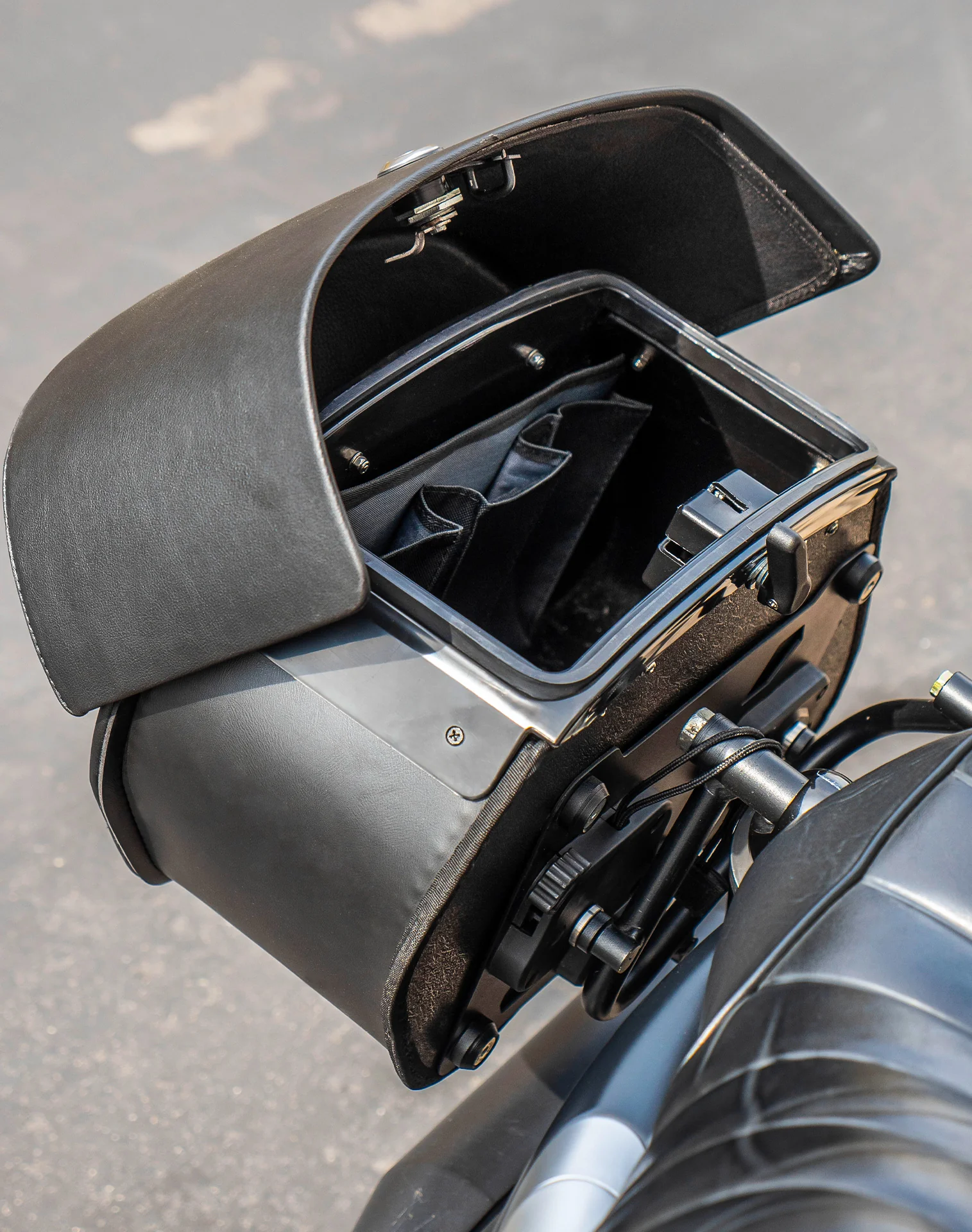 28L - Panzer Medium Quick Mount Leather Saddlebags For Harley Sportster 883 Iron XL883N - Image 6