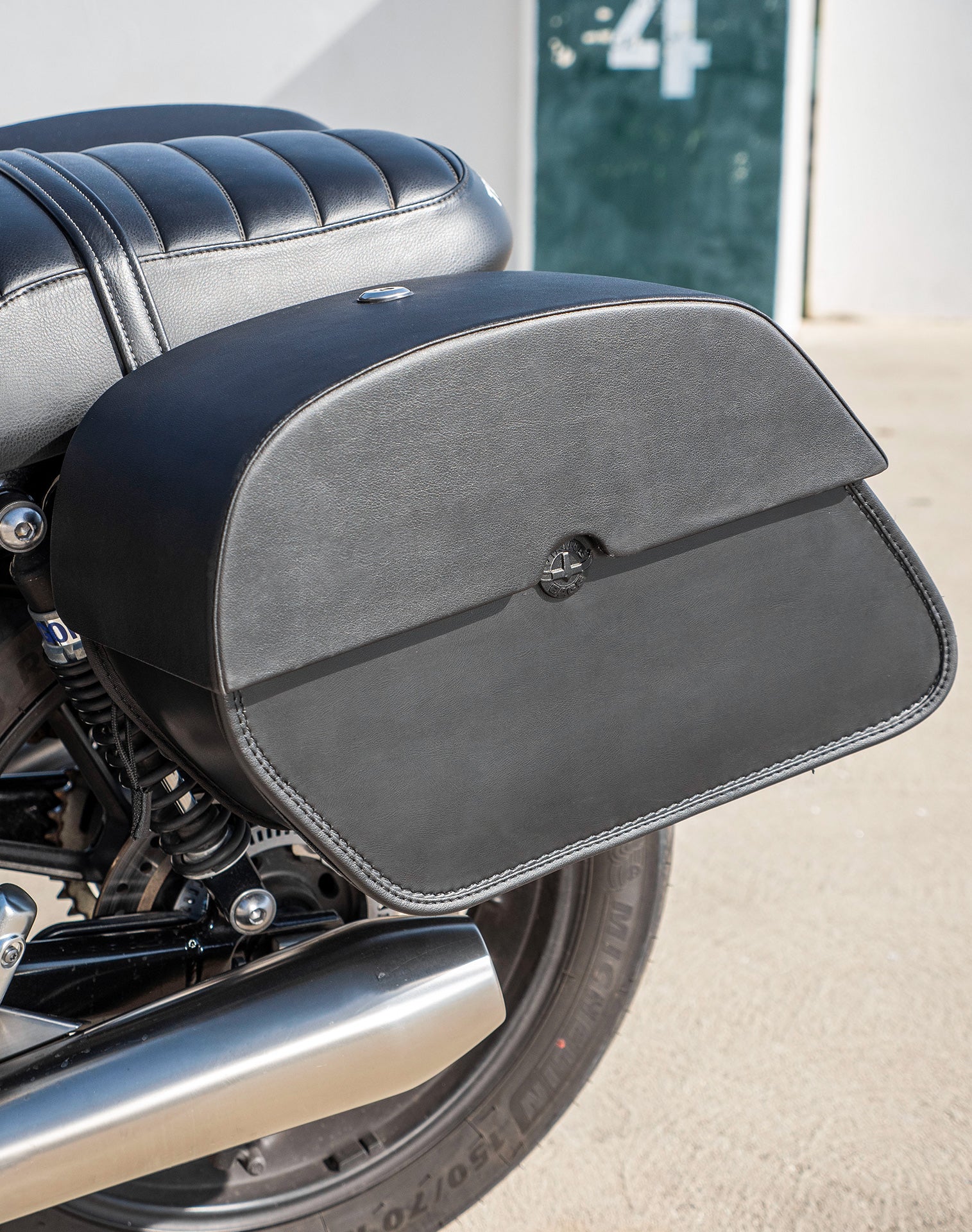 28L - Panzer Medium Quick Mount Triumph Street Twin 900 (2016-21) Leather Saddlebags - Image 4