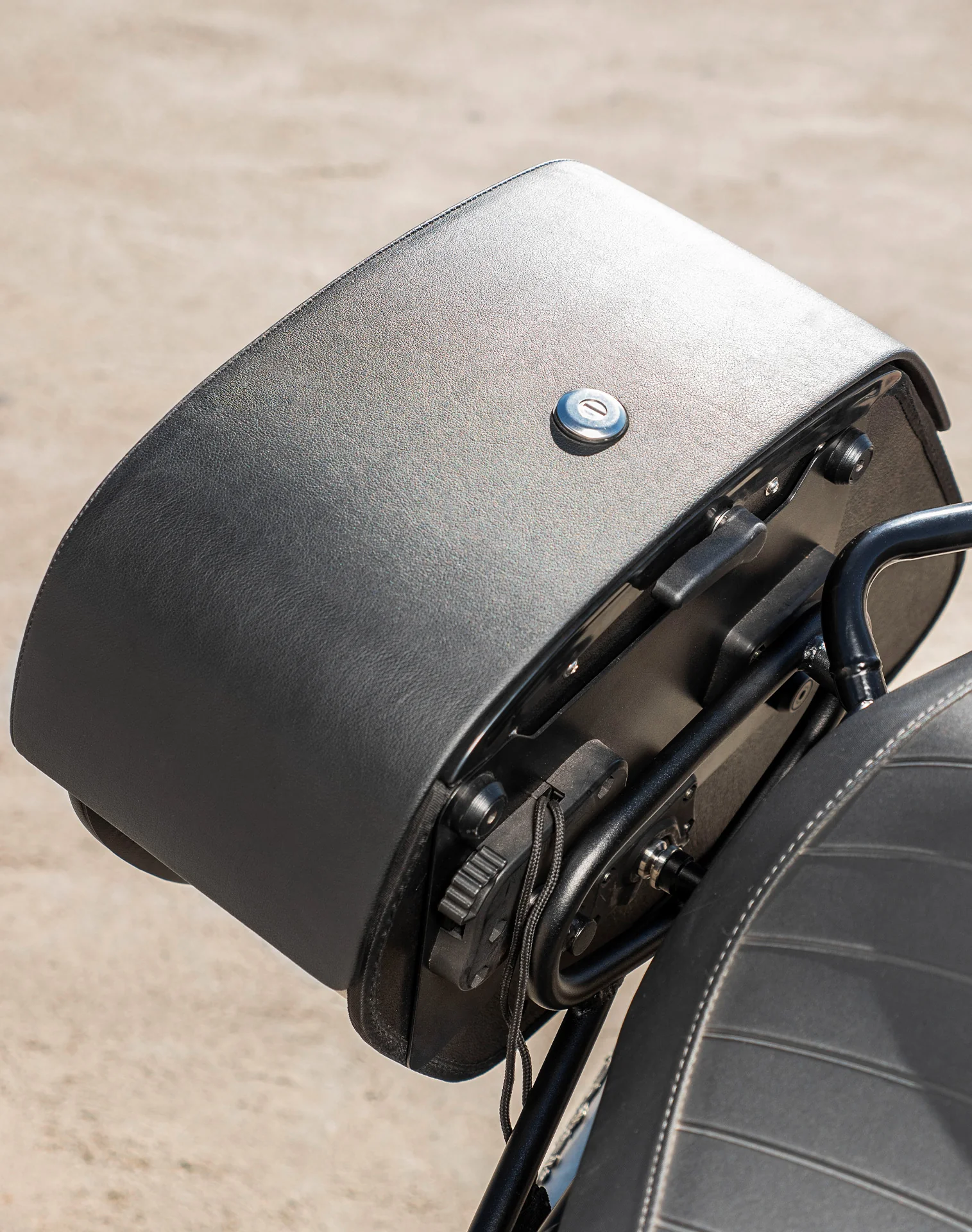 28L - Baelor Medium Quick Mount Royal Enfield Scram 411 Motorcycle Saddlebags - Image 5