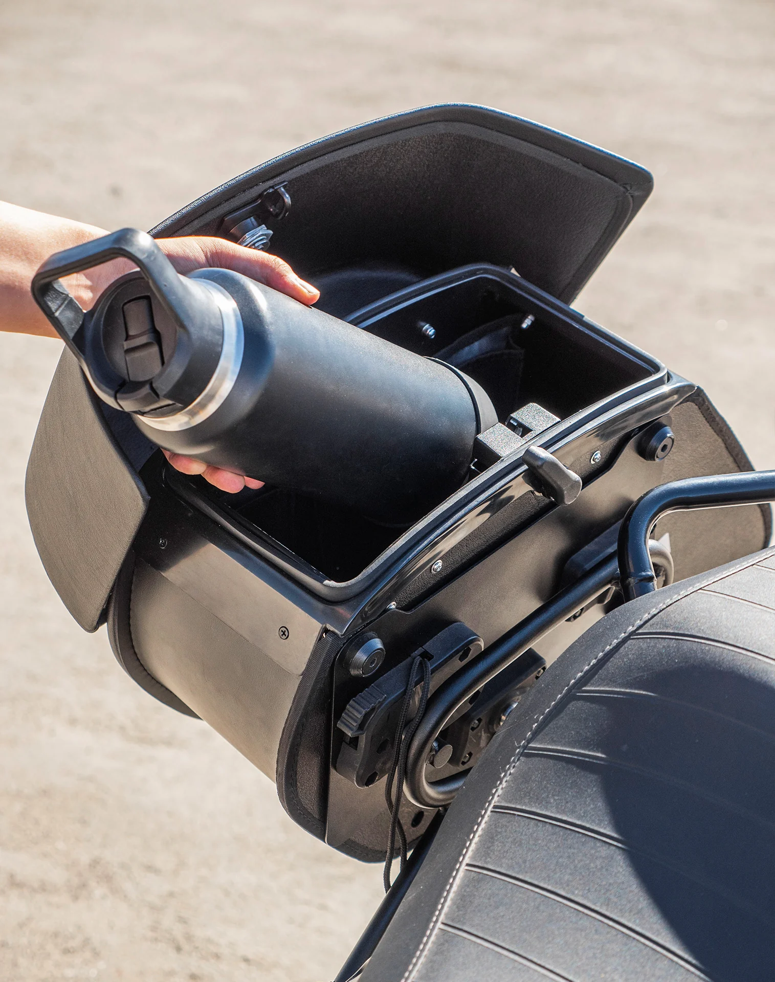 28L - Baelor Medium Quick Mount Royal Enfield Scram 411 Motorcycle Saddlebags - Image 6