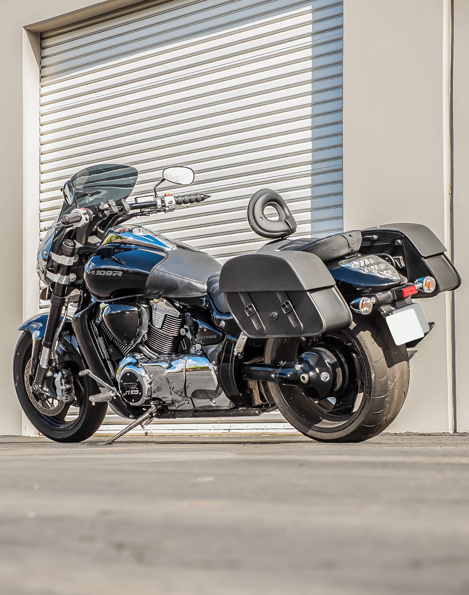 28L - Baelor Medium Quick Mount Suzuki Boulevard M109 VZR1800 Motorcycle Saddlebags - Image 3