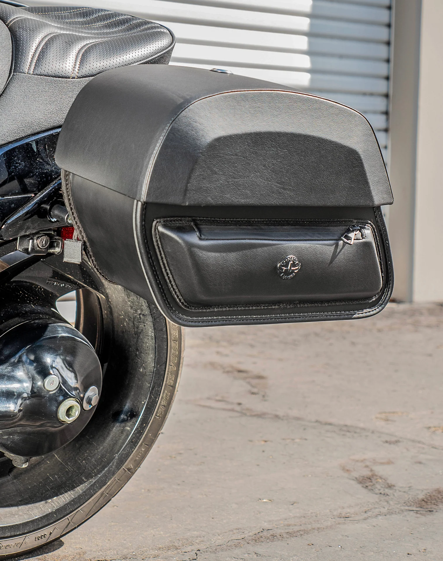 28L - Pantheon Medium Quick Mount Suzuki Boulevard M109 VZR1800 Motorcycle Saddlebags - Image 4