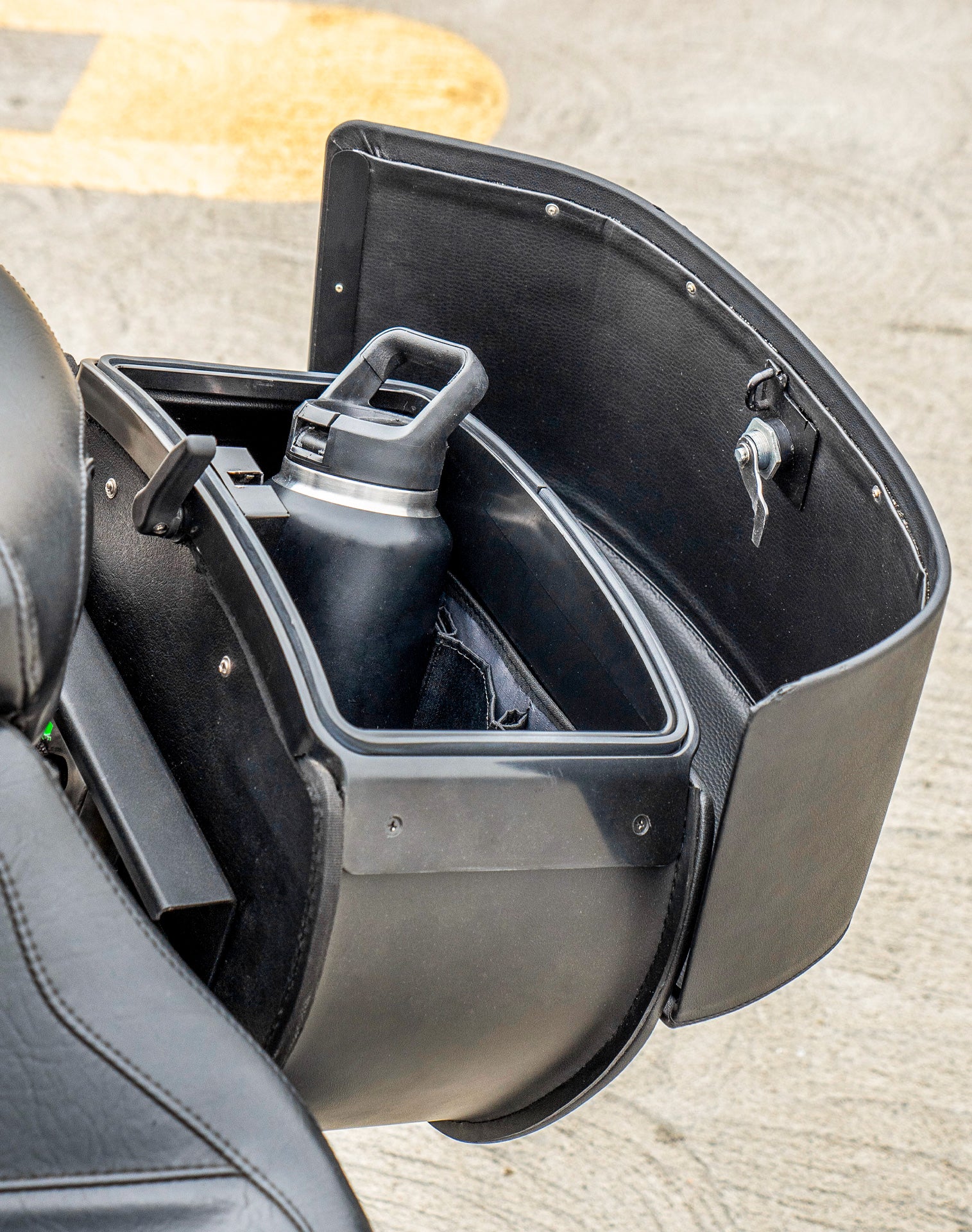 28L - Baelor Medium Hard Mount Honda VTX 1800 N Motorcycle Saddlebags - Image 6