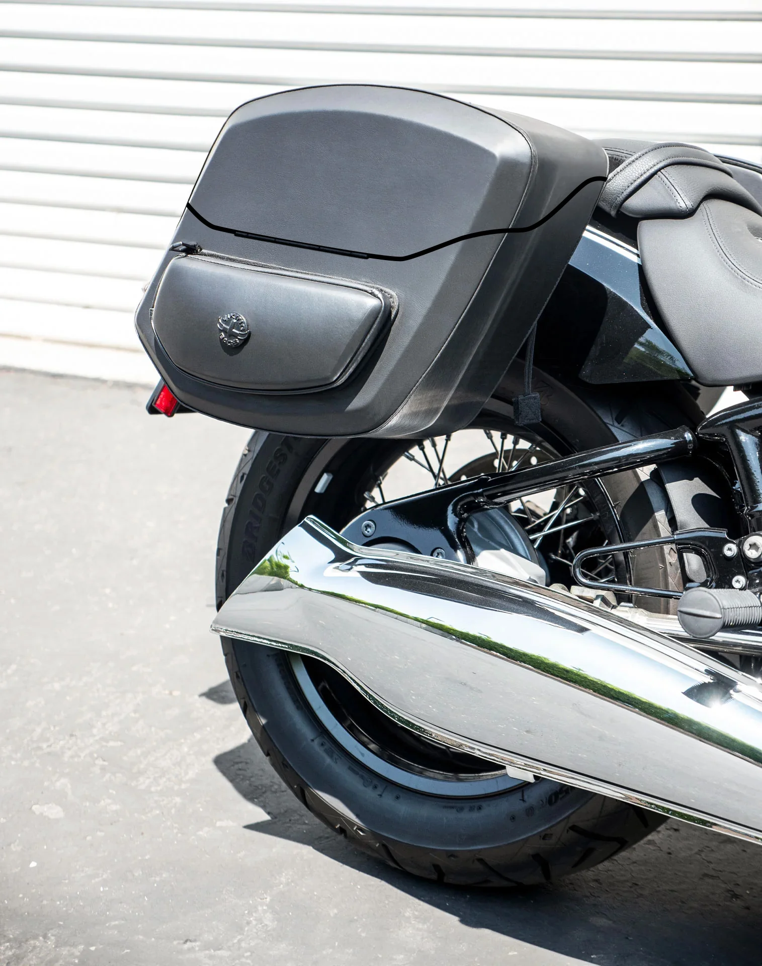 24L - Ironclad Quick-Mount Medium BMW R18 Leather Wrapped Hard Saddlebags - Image 5