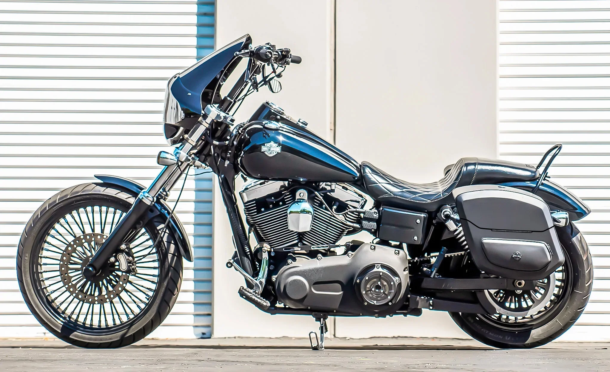 24L - Ironclad Quick-Mount Medium Harley Dyna Wide Glide FXDWG Leather Wrapped Hard Saddlebags - Image 2