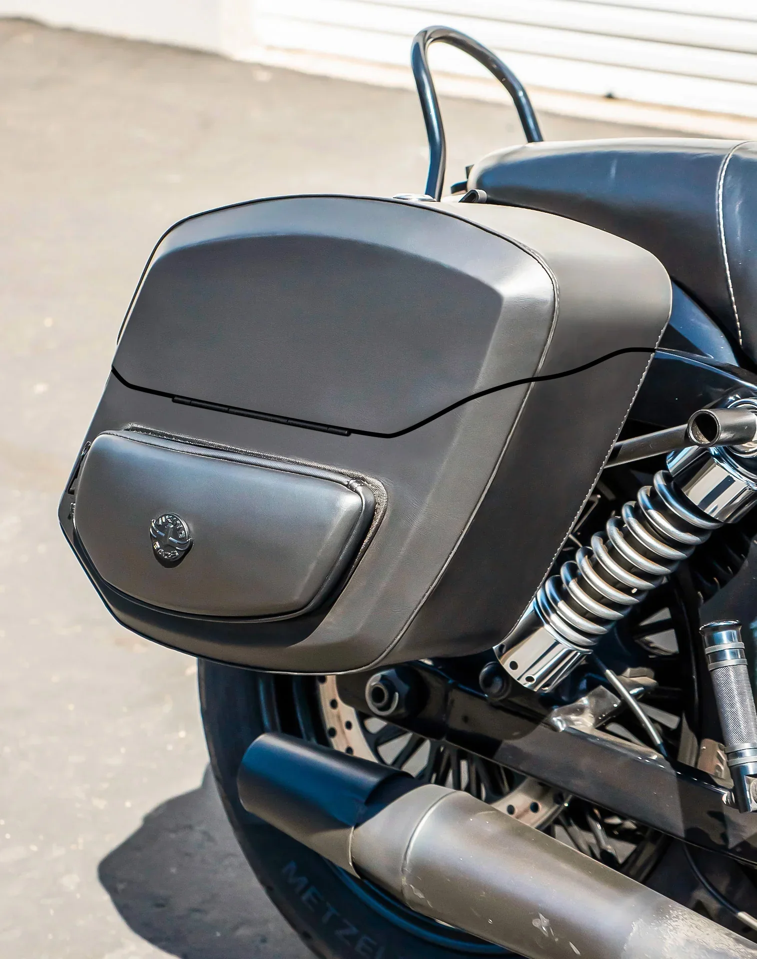 24L - Ironclad Quick-Mount Medium Harley Dyna Wide Glide FXDWG Leather Wrapped Hard Saddlebags - Image 4
