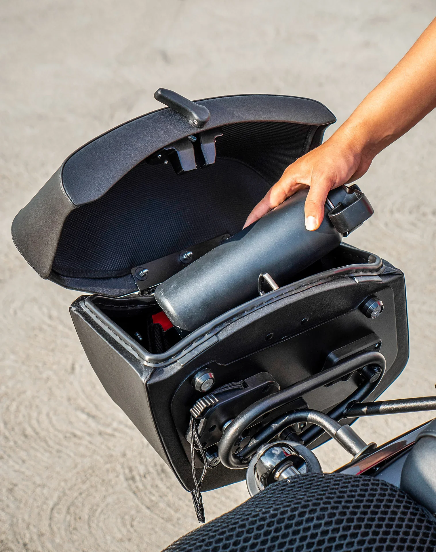 24L - Ironclad Quick-Mount Medium Harley Dyna Wide Glide FXDWG Leather Wrapped Hard Saddlebags - Image 6