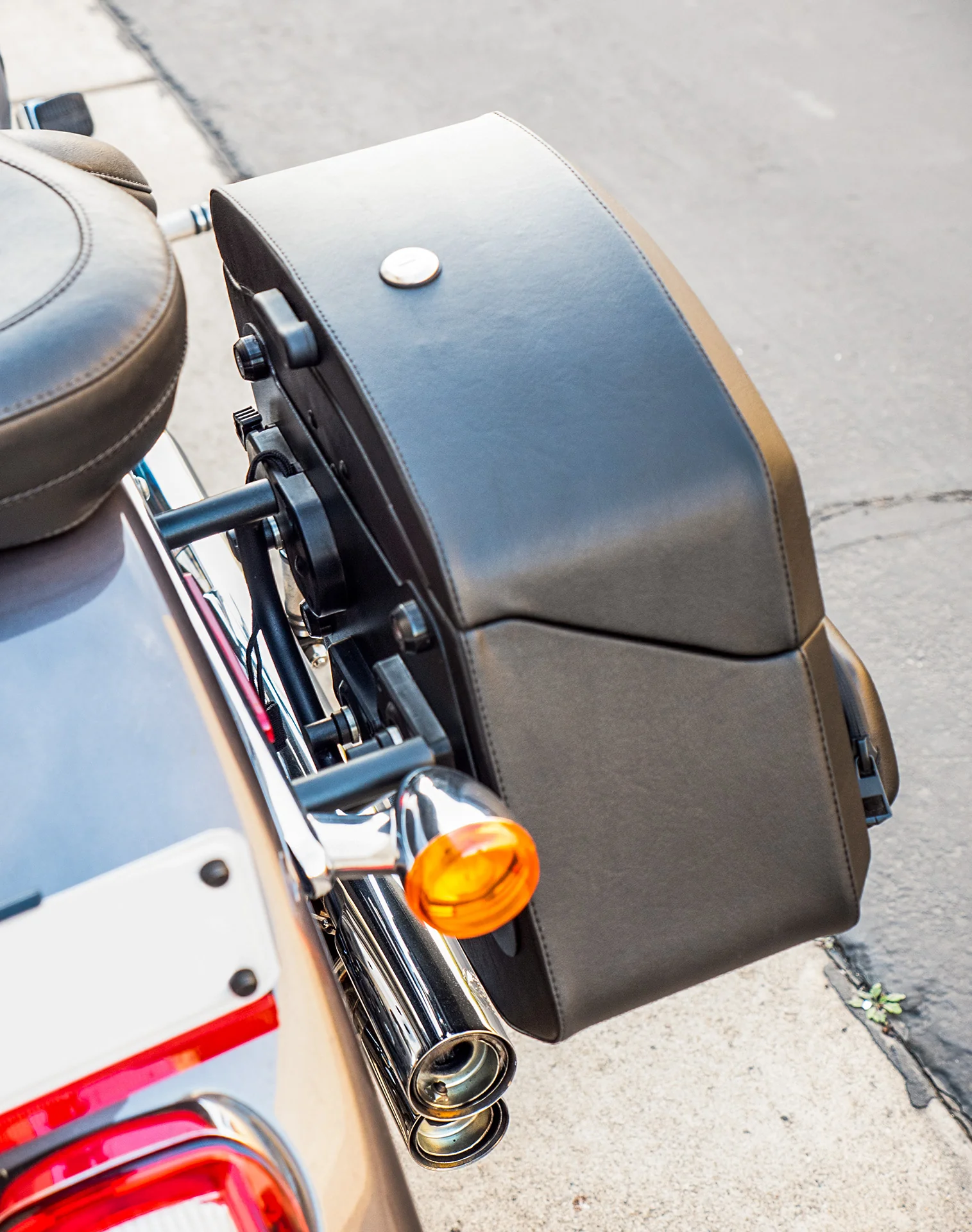 24L - Ironclad Quick-Mount Medium Leather Wrapped Hard Saddlebags for Harley Softail Fat Boy FLSTF/I - Image 5