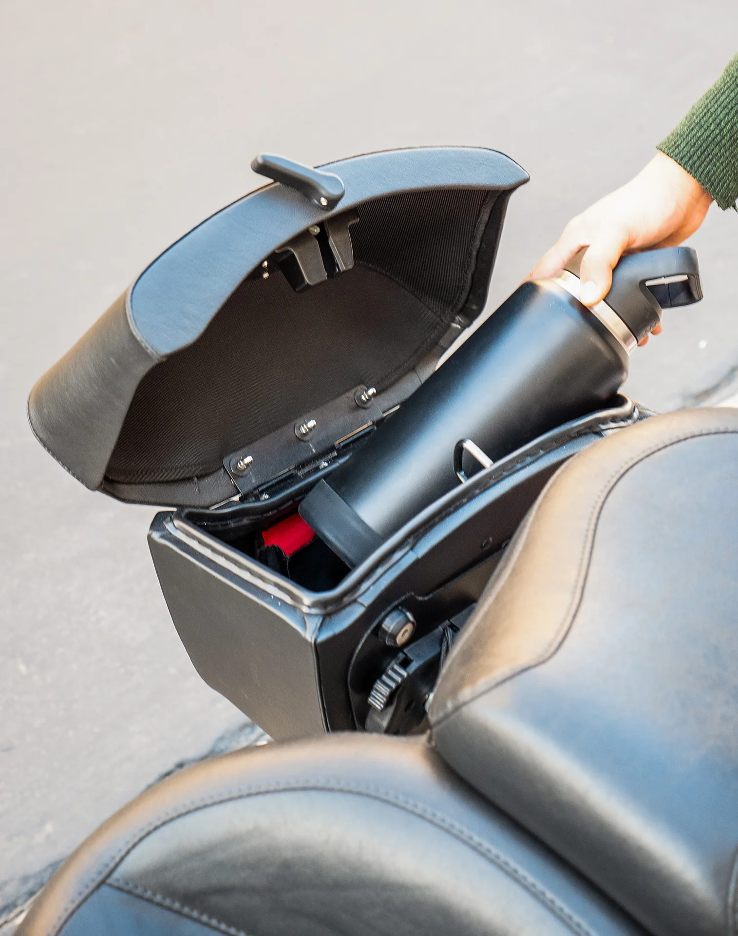24L - Ironclad Quick-Mount Medium Leather Wrapped Hard Saddlebags for Harley Softail Fat Boy FLSTF/I - Image 6