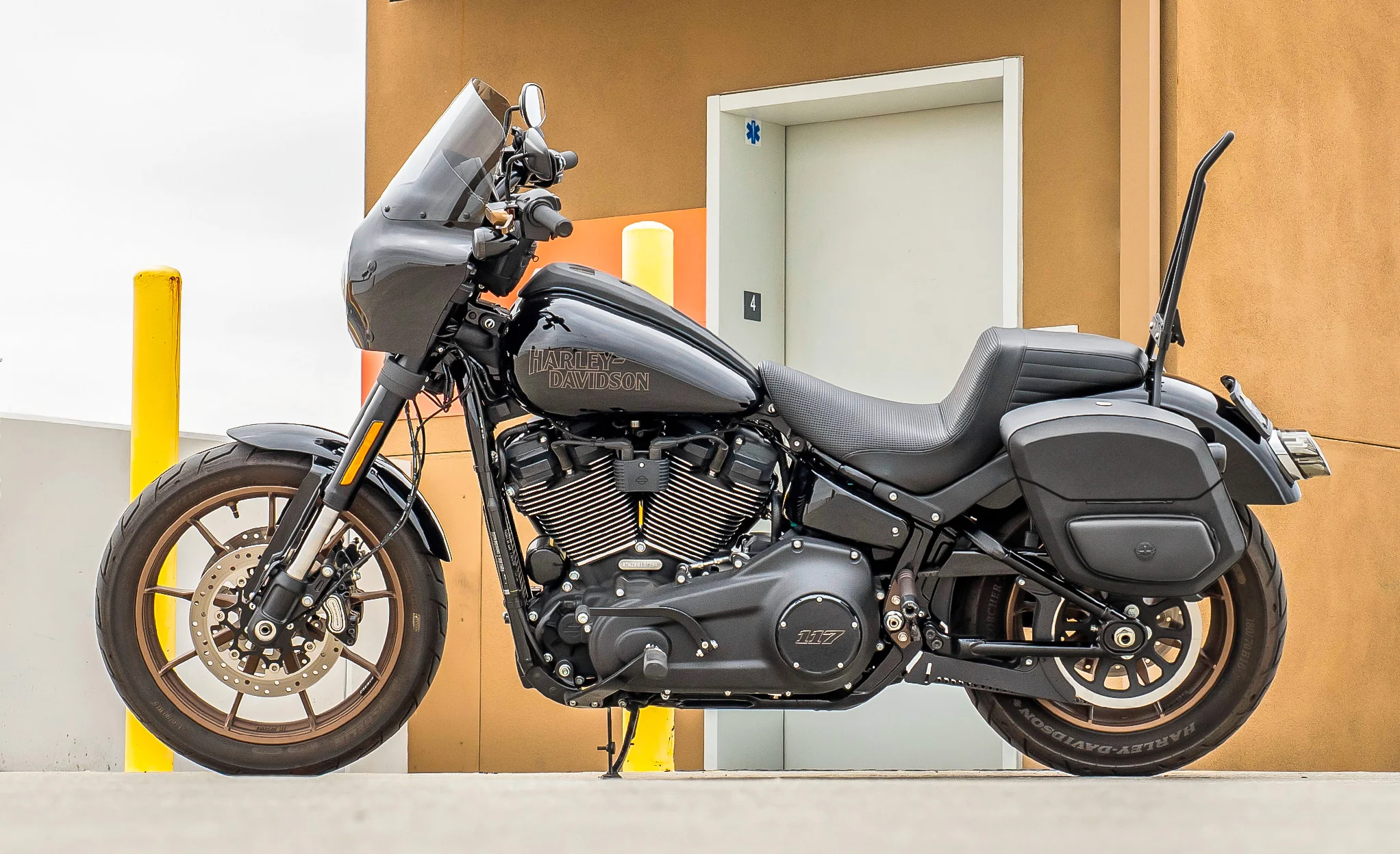 24L - Ironclad Quick-Mount Medium Harley Softail Low Rider S FXLRS Leather Wrapped Hard Saddlebags - Image 2