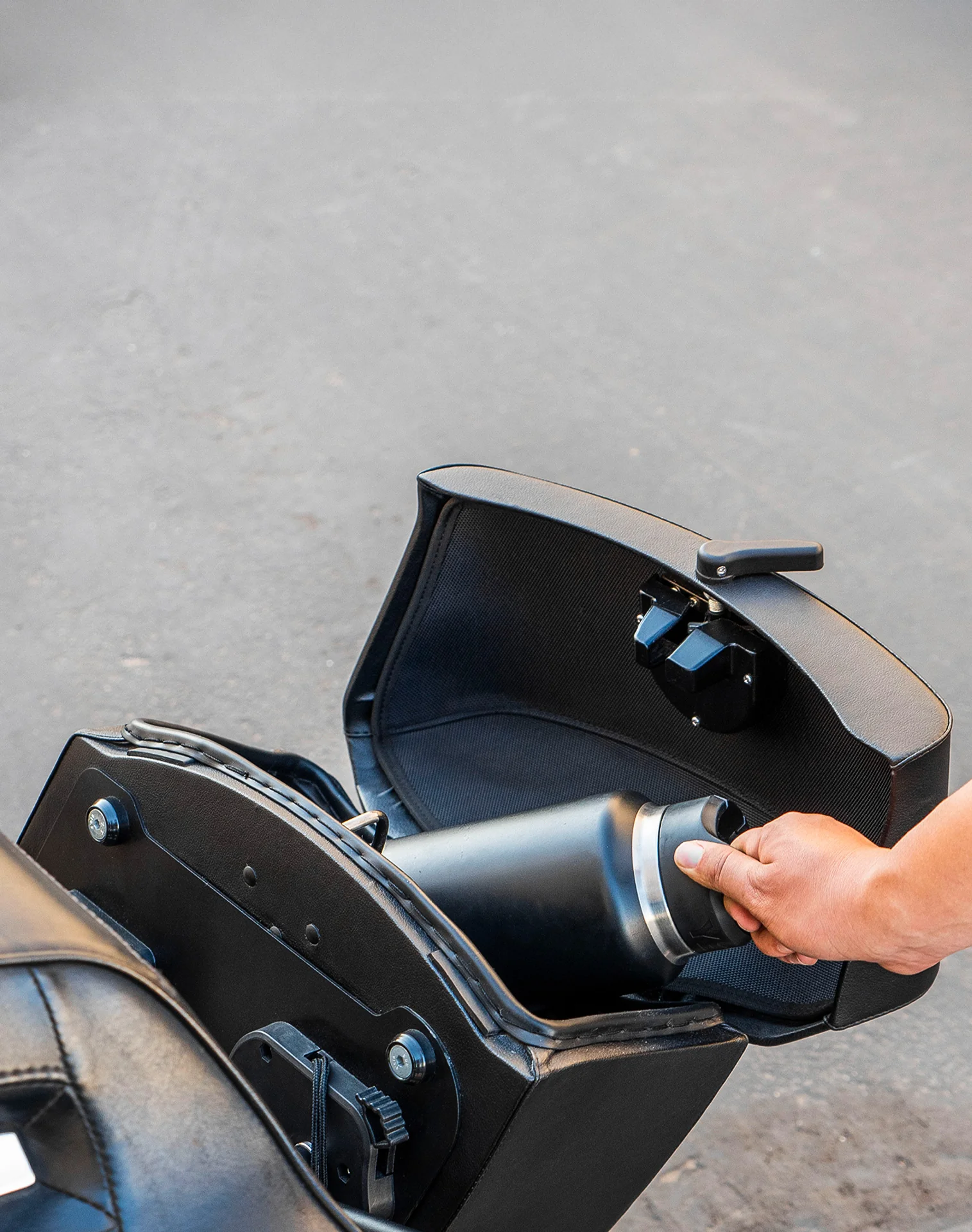 24L - Ironclad Quick-Mount Medium Harley Softail Low Rider S FXLRS Leather Wrapped Hard Saddlebags - Image 5