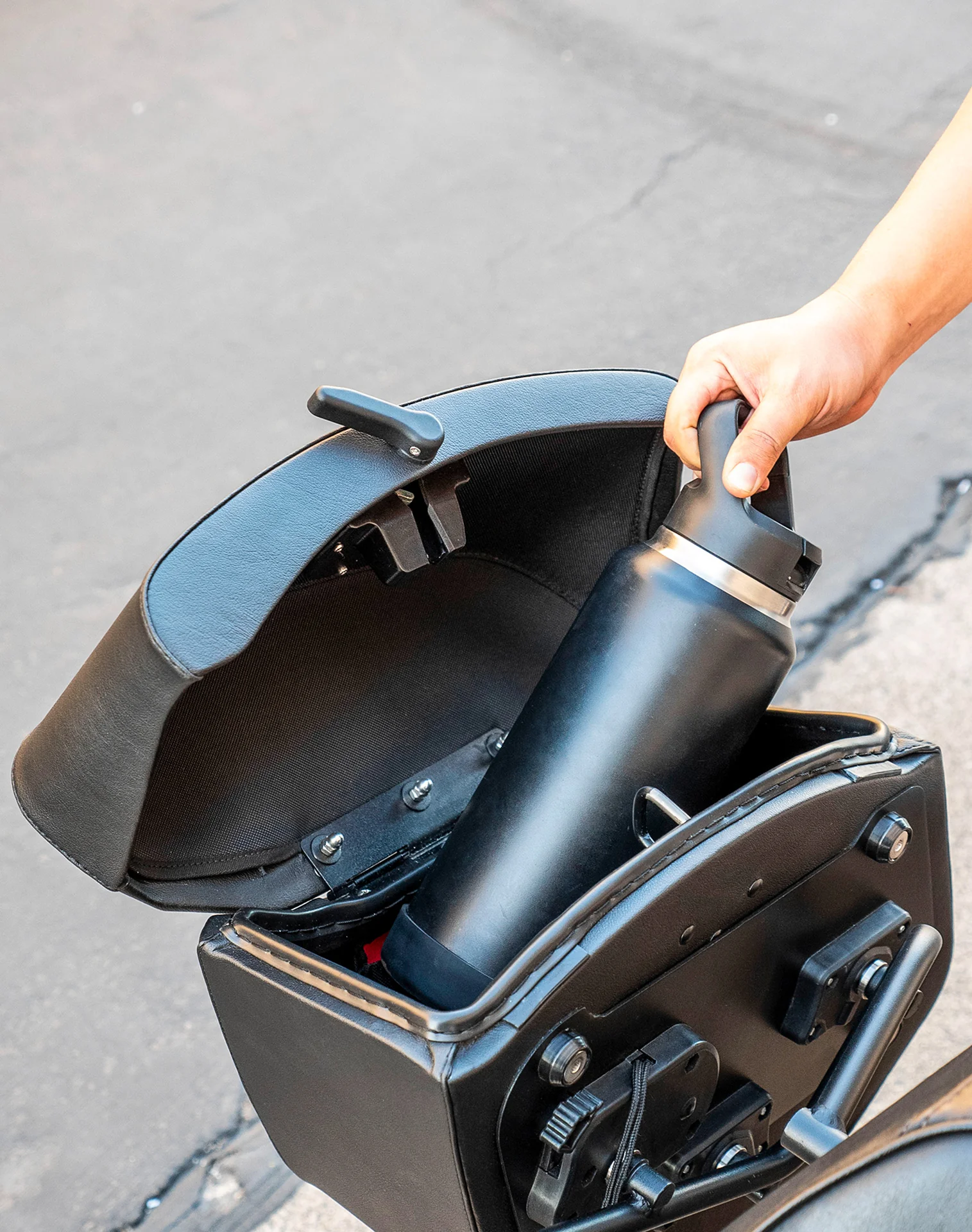 24L - Ironclad Quick-Mount Medium Harley Sportster 883 Iron XL883N Leather Wrapped Hard Saddlebags - Image 6