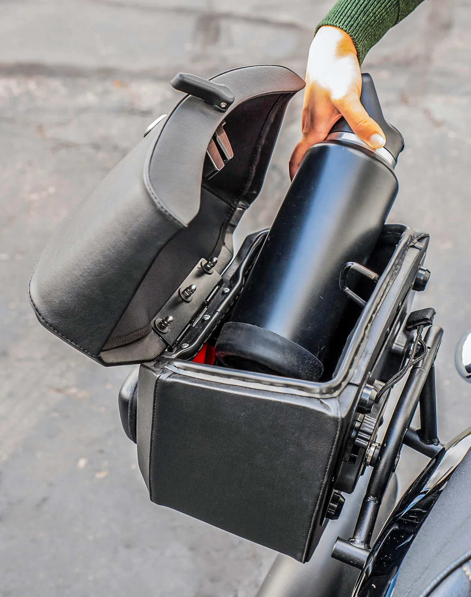 24L - Ironclad Quick-Mount Medium Indian Scout Bobber Leather Wrapped Hard Saddlebags - Image 6