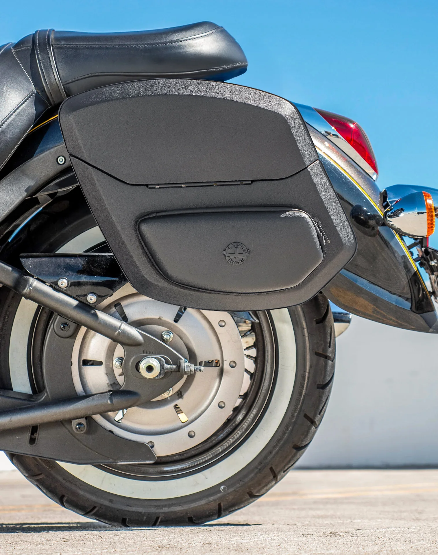 24L - Ironclad Quick-Mount Medium Kawasaki Vulcan 900 Classic VN900 Leather Wrapped Hard Saddlebags - Image 4