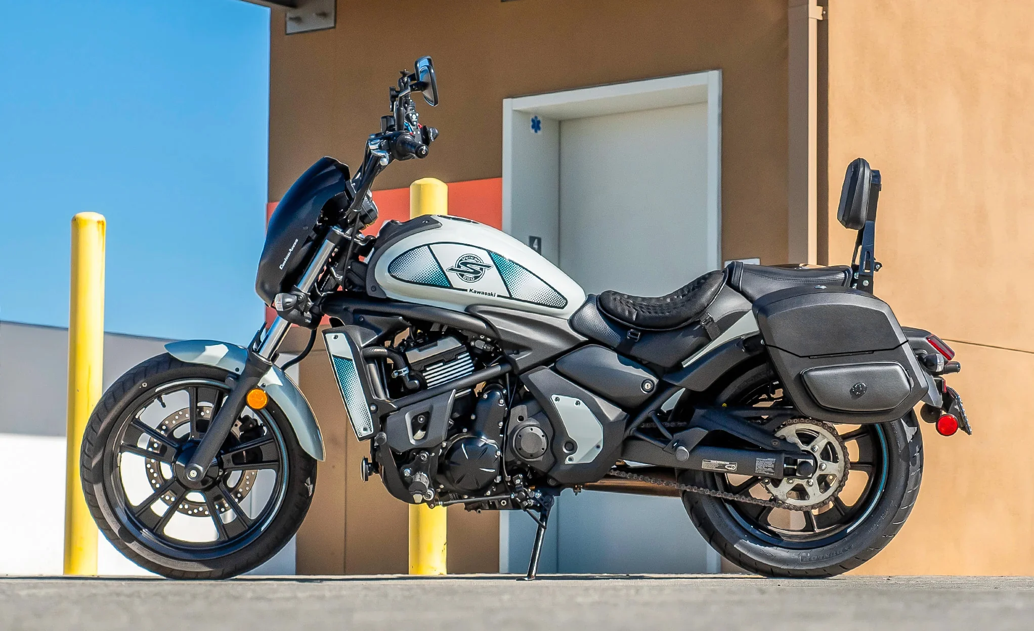 24L - Ironclad Quick-Mount Medium Kawasaki Vulcan S Leather Wrapped Hard Saddlebags - Image 2