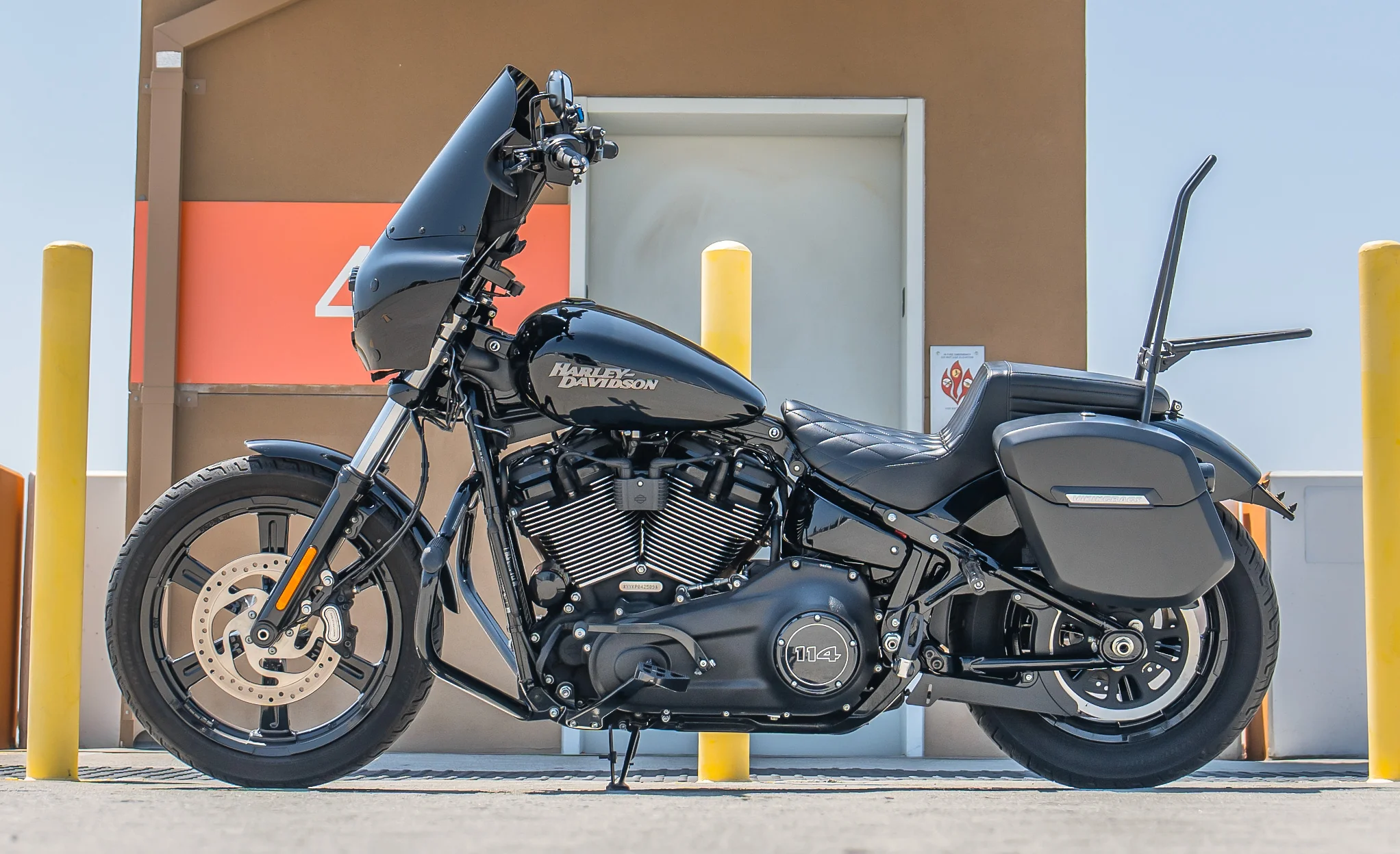 24L - Ironclad Quick-Mount Medium Harley Softail Street Bob FXBB/S Matte Hard Saddlebags - Image 2