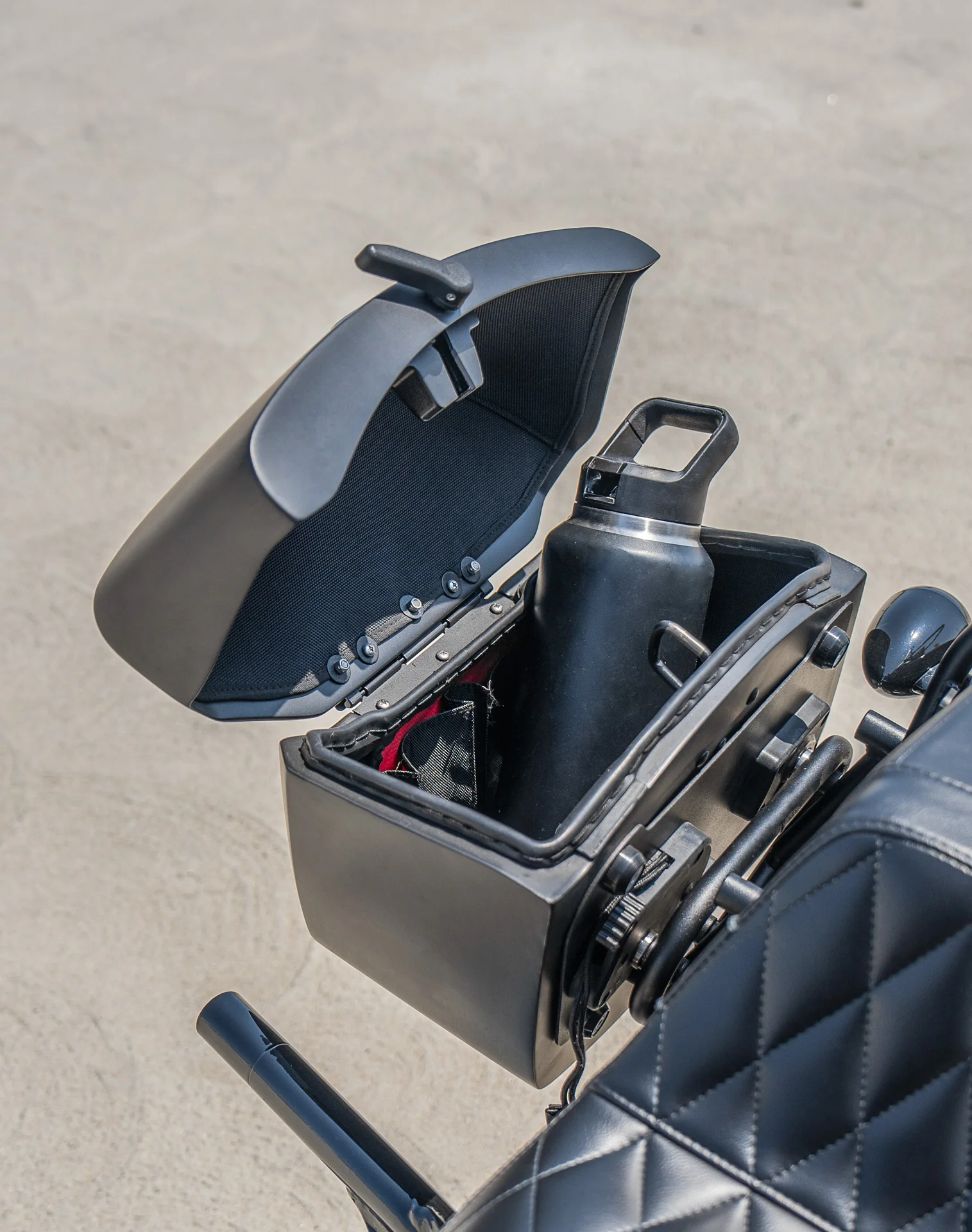 24L - Ironclad Quick-Mount Medium Harley Softail Street Bob FXBB/S Matte Hard Saddlebags - Image 6