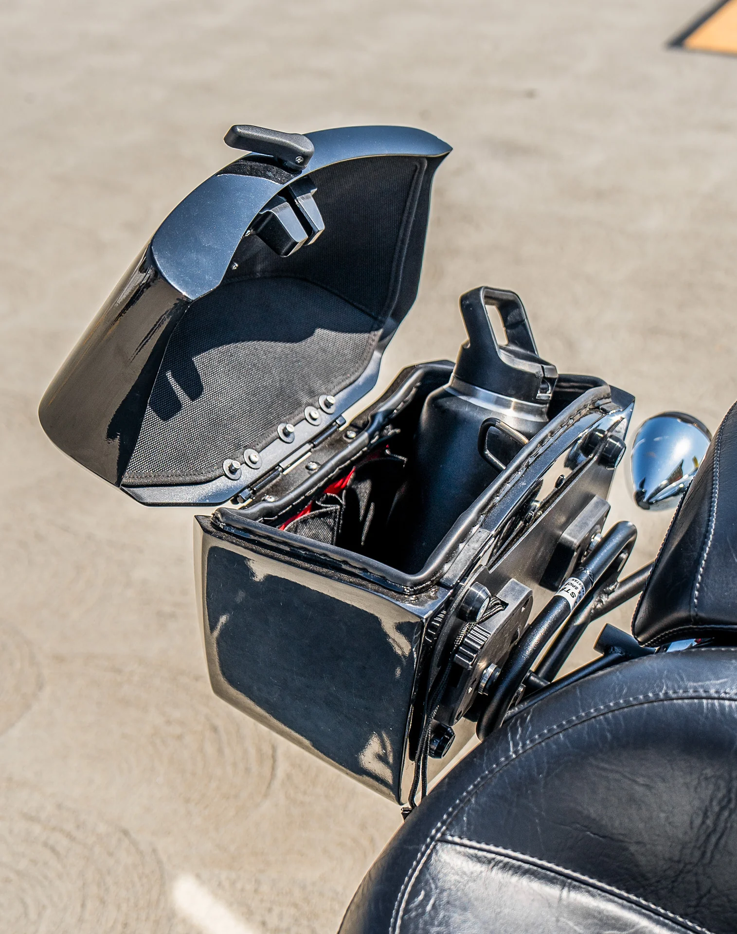 24L - Ironclad Quick-Mount Medium Honda 750 Shadow Aero Painted Hard Saddlebags - Image 6