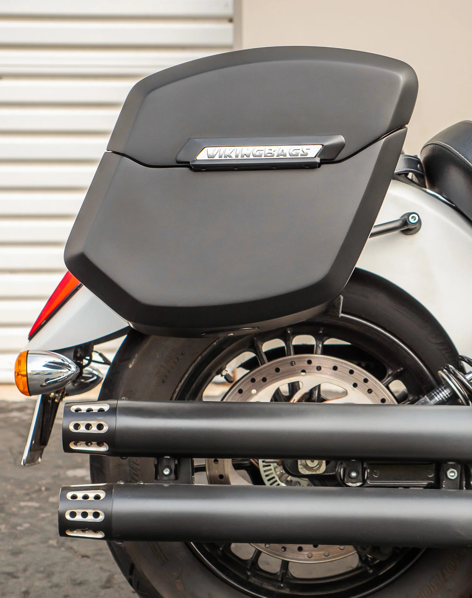 24L - Ironclad Quick-Mount Medium Indian Scout Matte Hard Saddlebags - Image 4