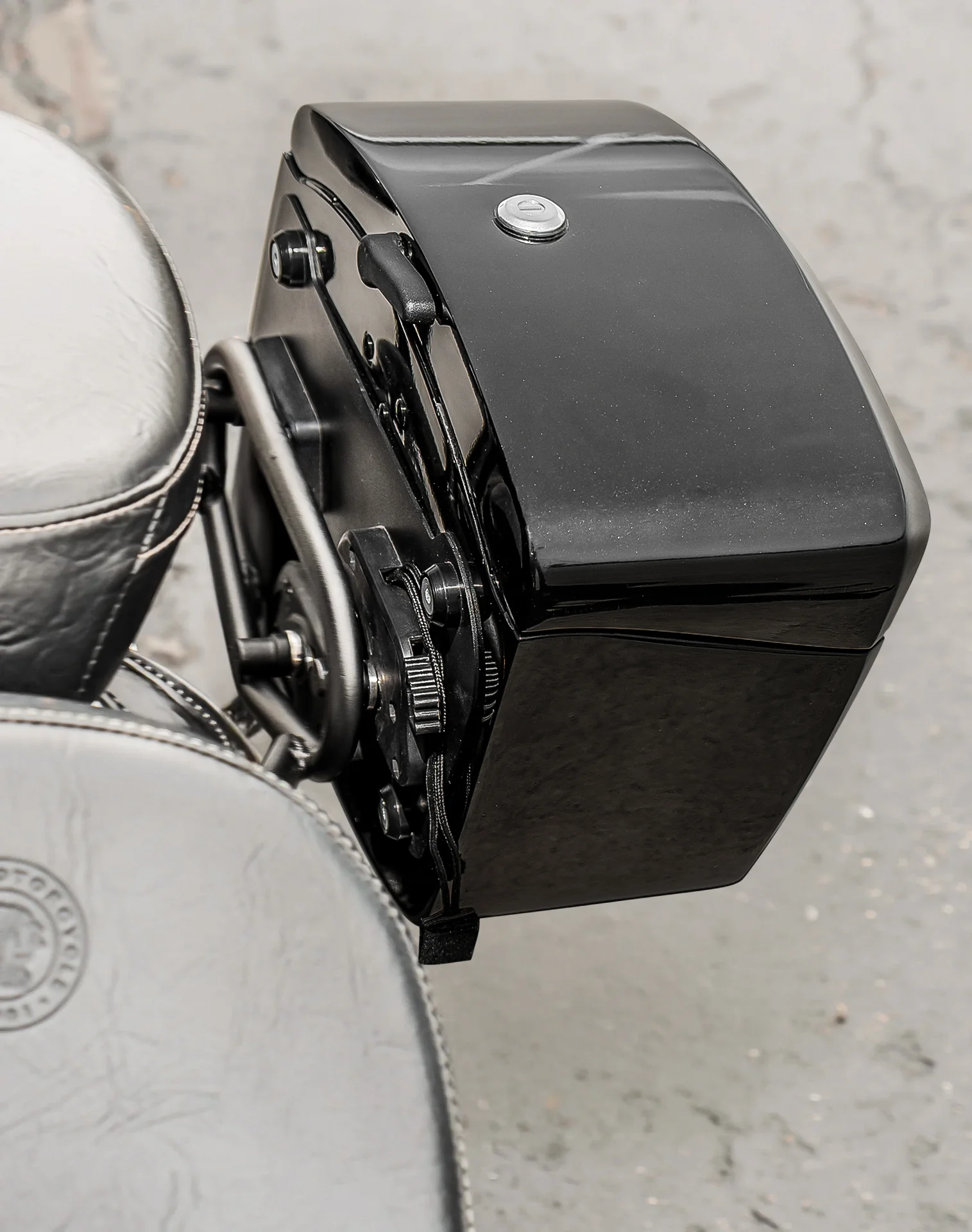 24L - Ironclad Quick-Mount Medium Indian Scout Painted Hard Saddlebags - Image 5