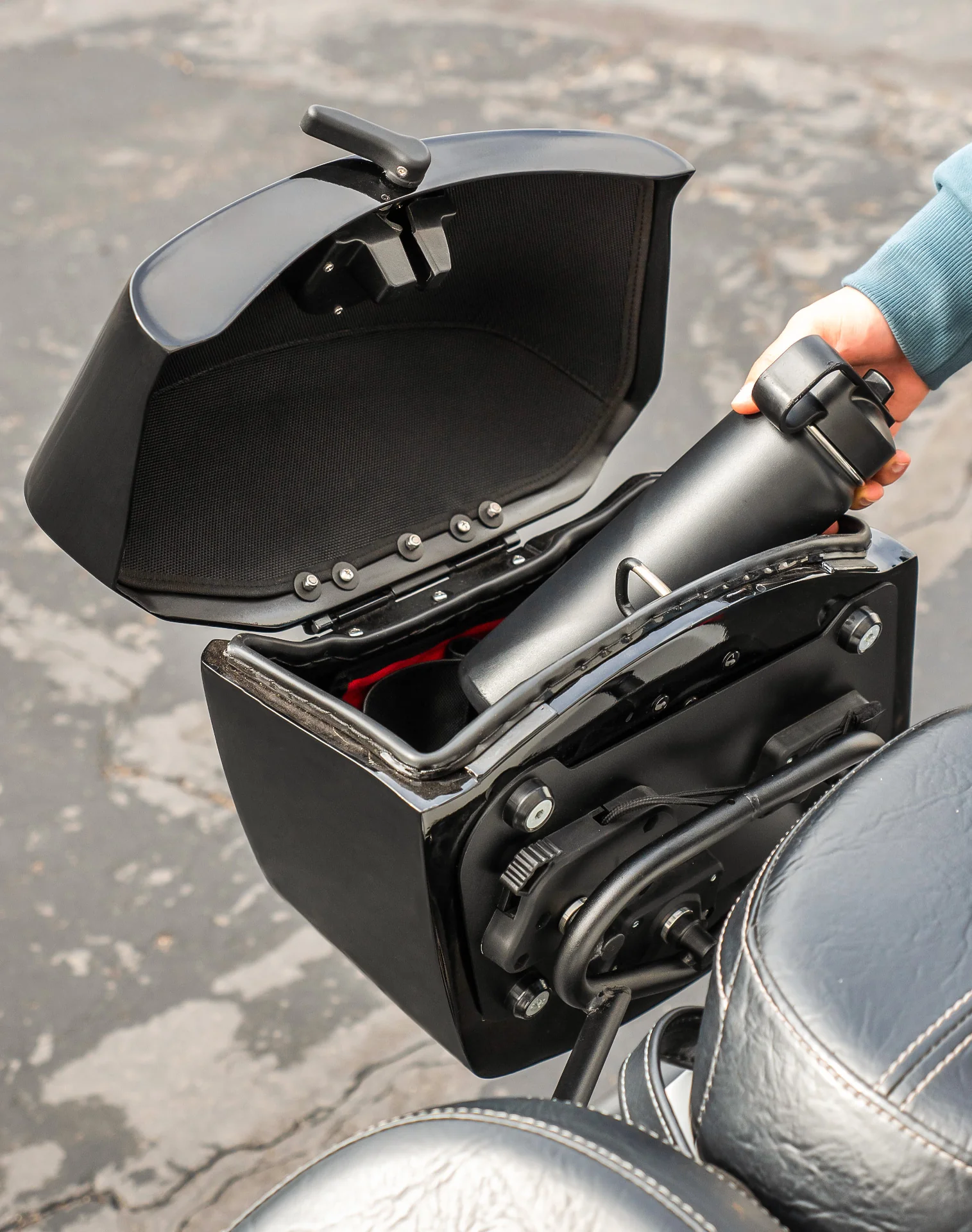 24L - Ironclad Quick-Mount Medium Indian Scout Sixty Painted Hard Saddlebags - Image 6