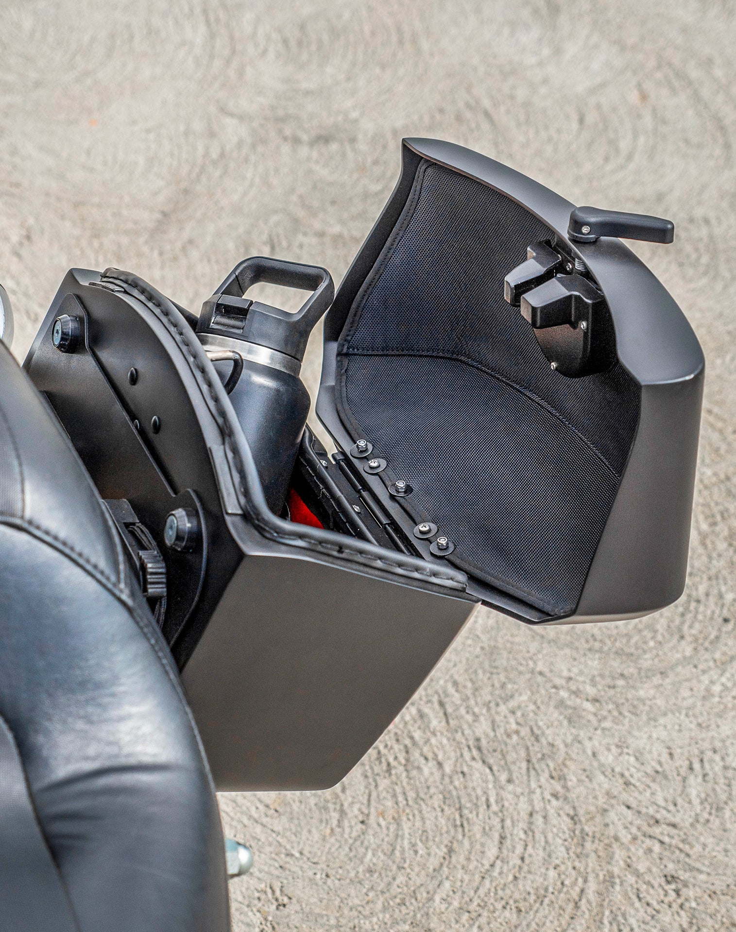 24L - Ironclad Quick-Mount Medium Indian Super Chief Limited Matte Hard Saddlebags - Image 6