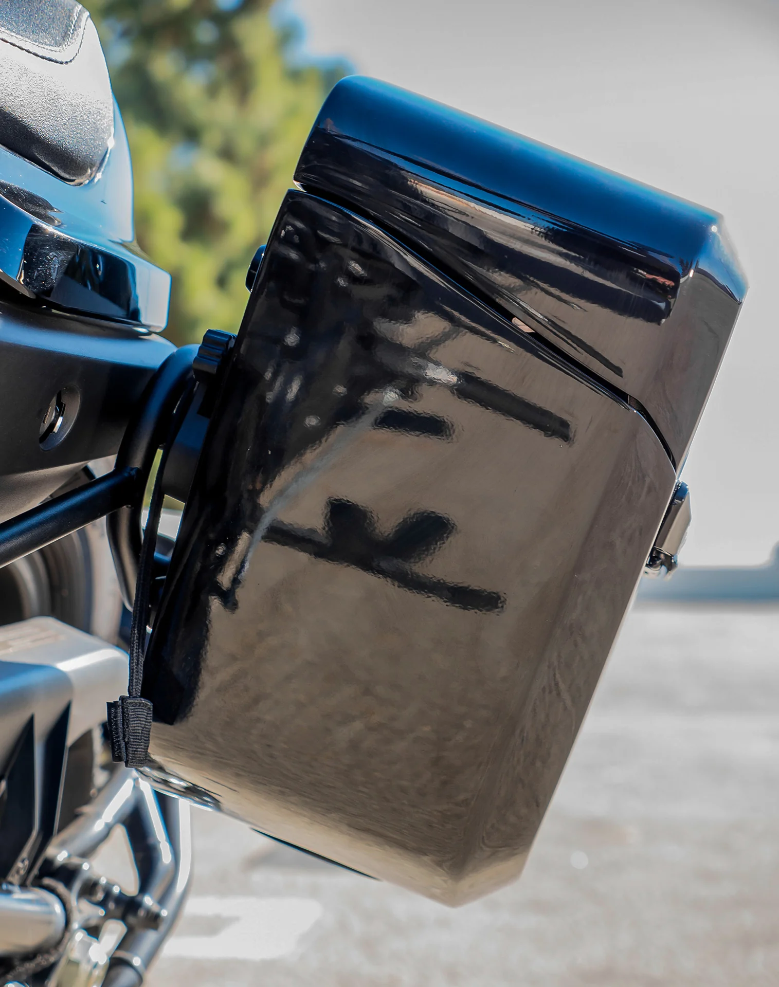 24L - Ironclad Quick-Mount Medium Indian Super Chief Limited Painted Hard Saddlebags - Image 5