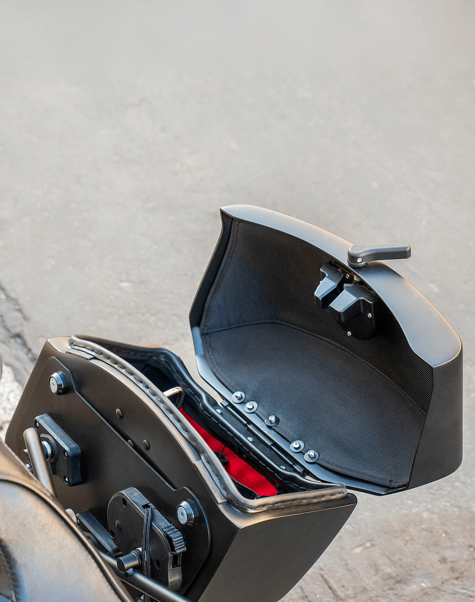 24L - Ironclad Quick-Mount Medium Royal Enfield Classic 350 Matte Hard Saddlebags - Image 6