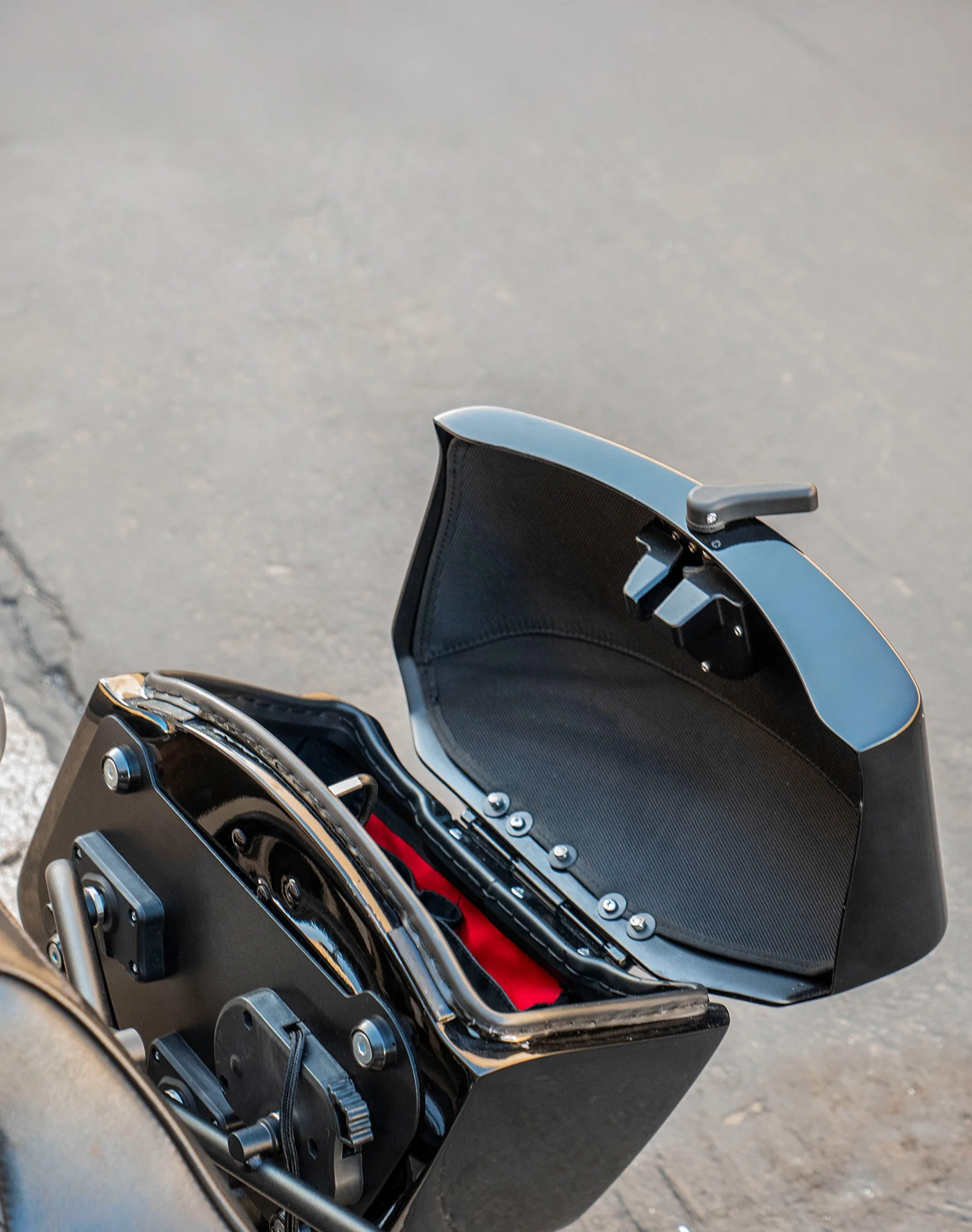 24L - Ironclad Quick-Mount Medium Royal Enfield Classic 350 Painted Hard Saddlebags - Image 6