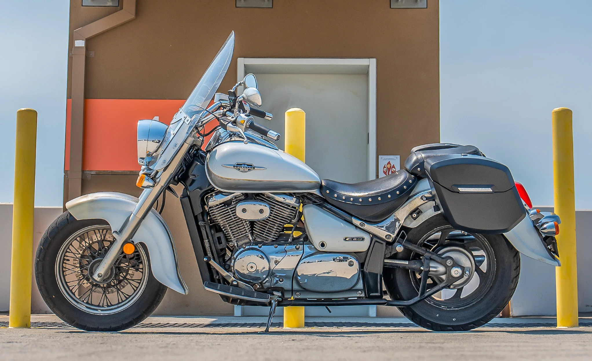 24L - Ironclad Quick-Mount Medium Suzuki Boulevard C50 VL800 Matte Hard Saddlebags - Image 2