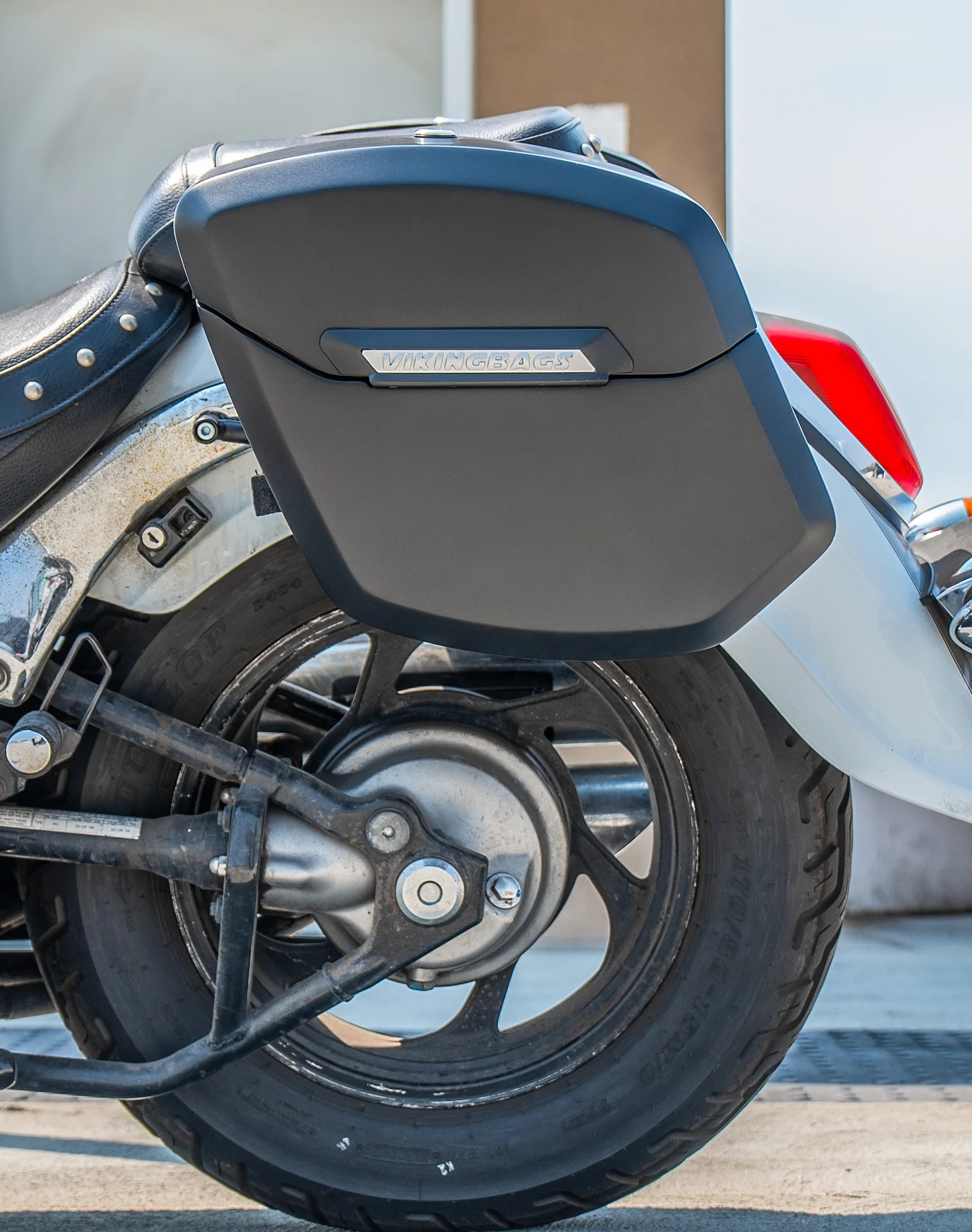 24L - Ironclad Quick-Mount Medium Suzuki Boulevard C50 VL800 Matte Hard Saddlebags - Image 4