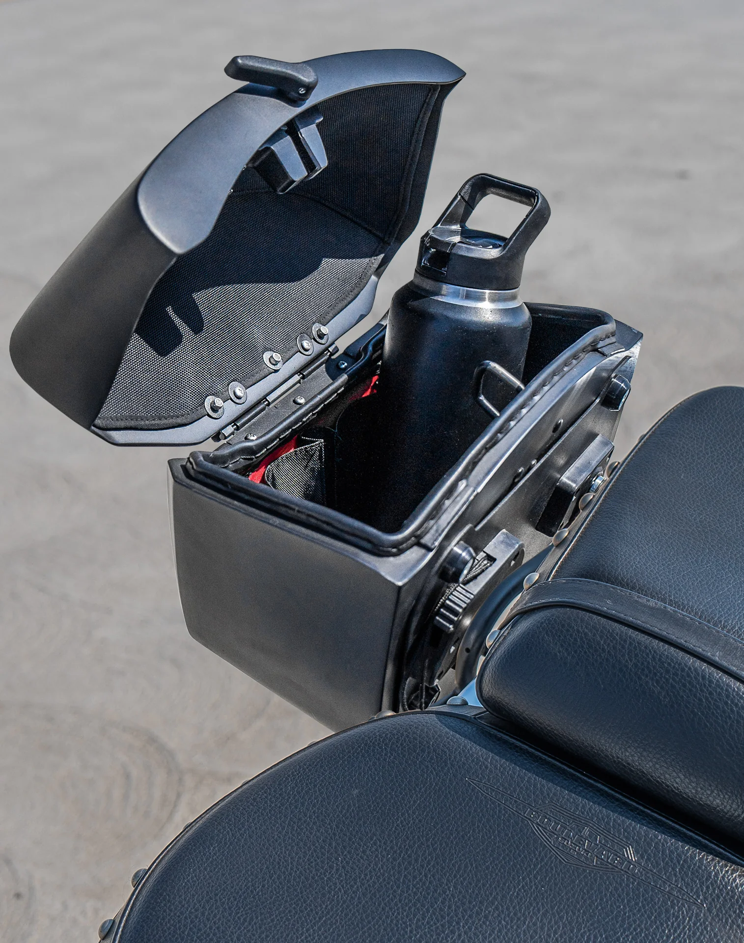 24L - Ironclad Quick-Mount Medium Suzuki Boulevard C50 VL800 Matte Hard Saddlebags - Image 6