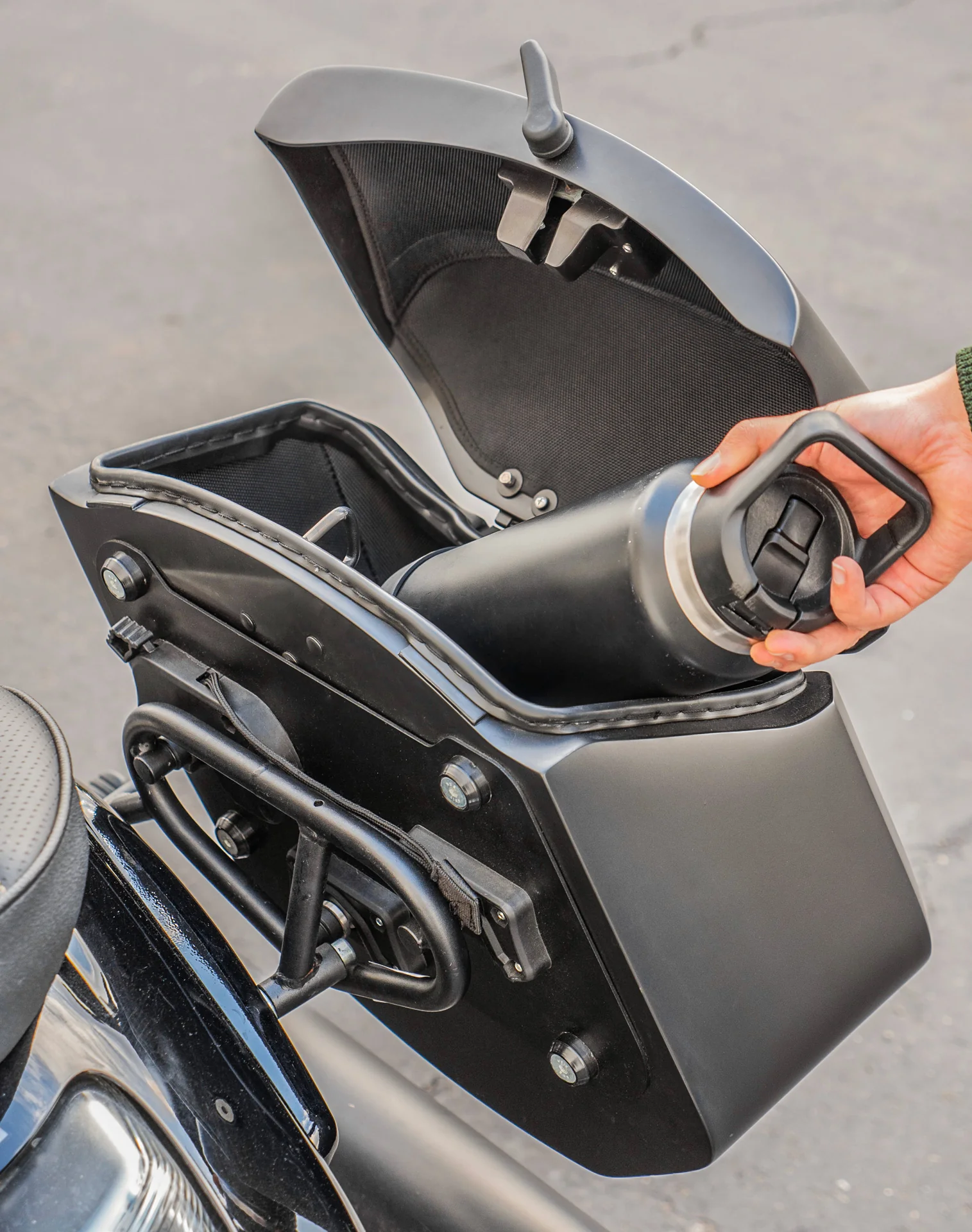 24L - Ironclad Quick-Mount Medium Suzuki Boulevard M109 VZR1800 Matte Hard Saddlebags - Image 6